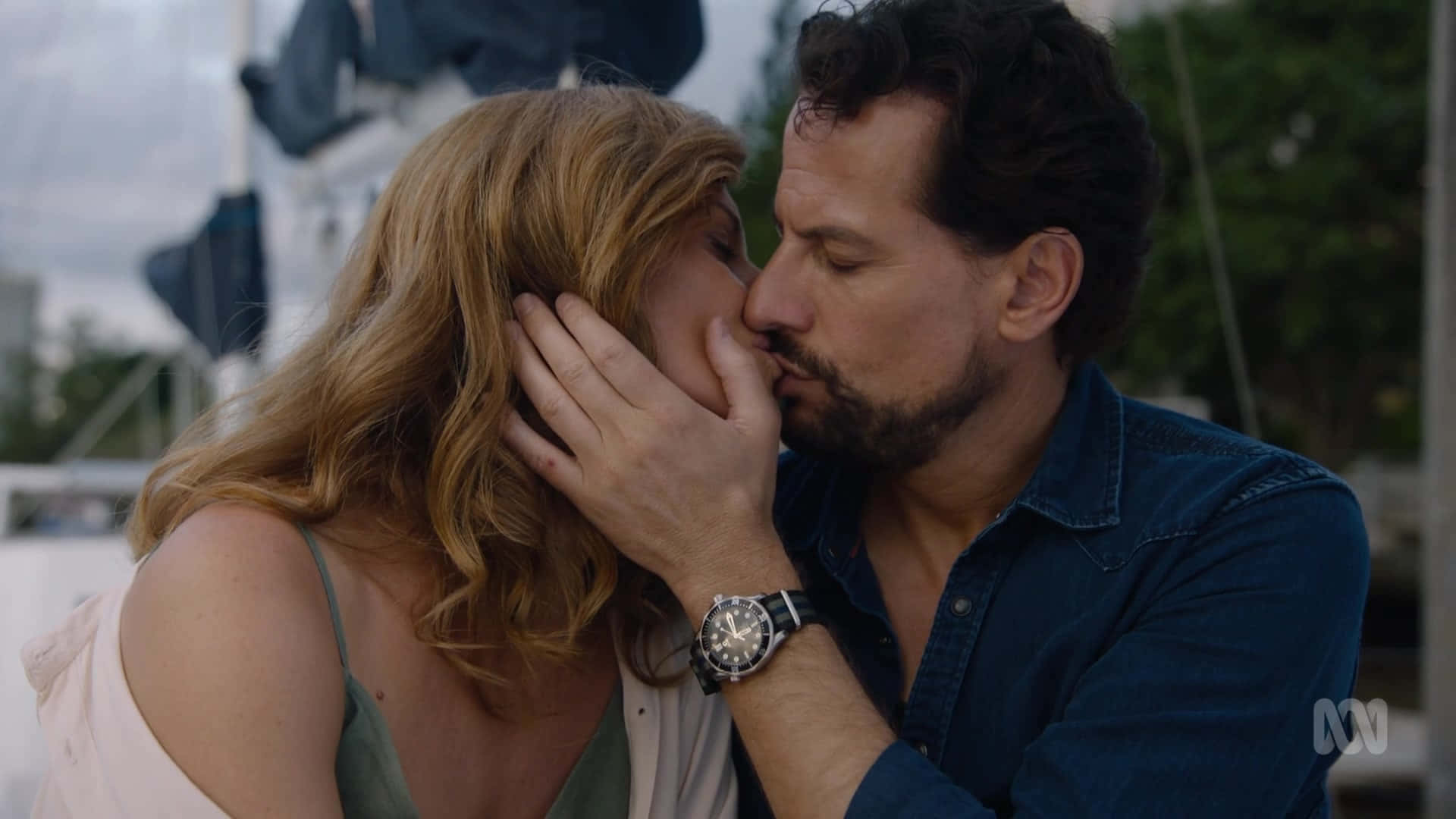 ioan gruffudd 桌布 壁紙 — 一個男人在戶外輕柔地親吻一個女人的臉頰，同時溫柔地捧著她的臉。