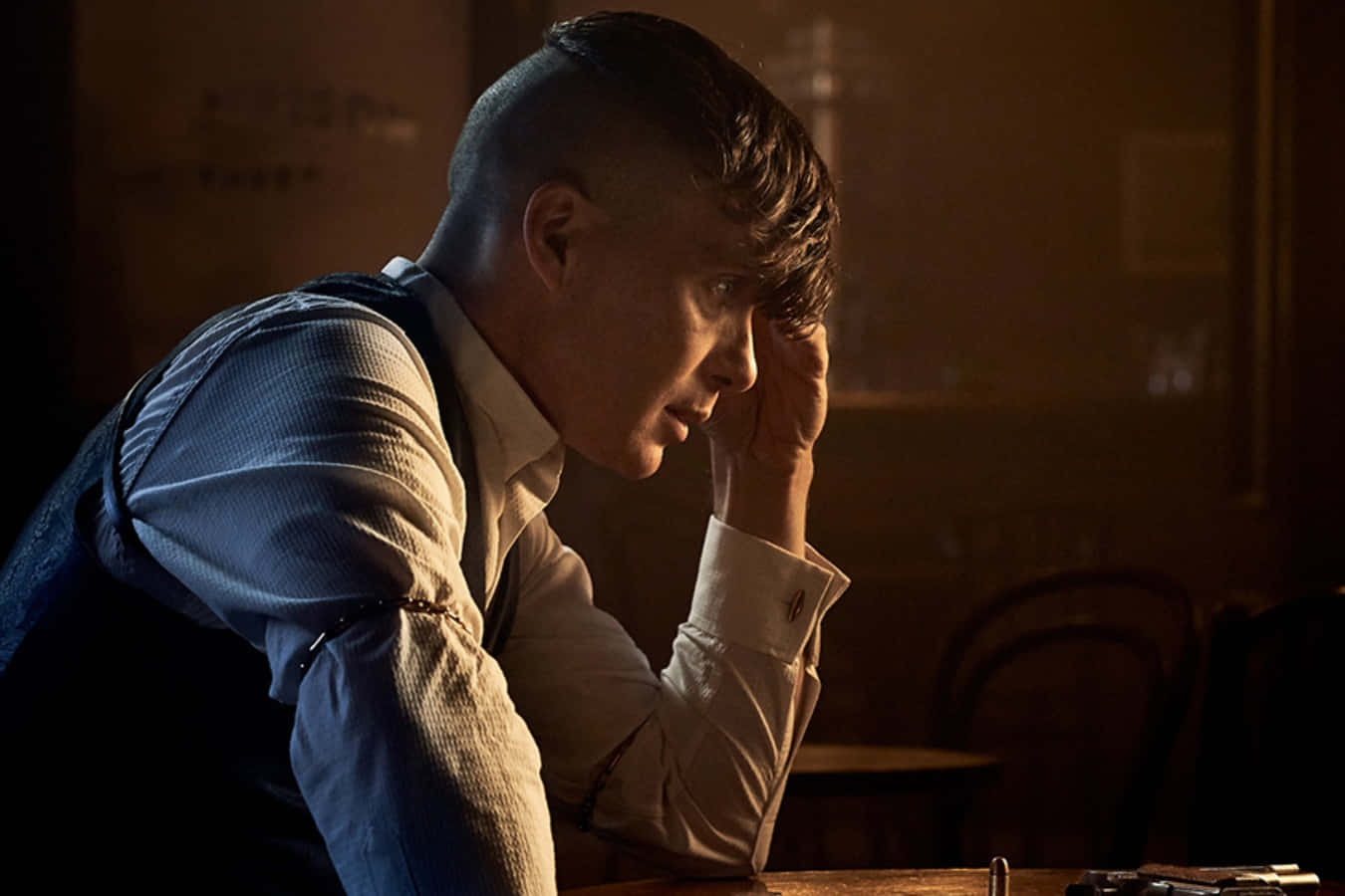 男人在昏暗房間用手托頭沉思 — Peaky Blinders 壁紙