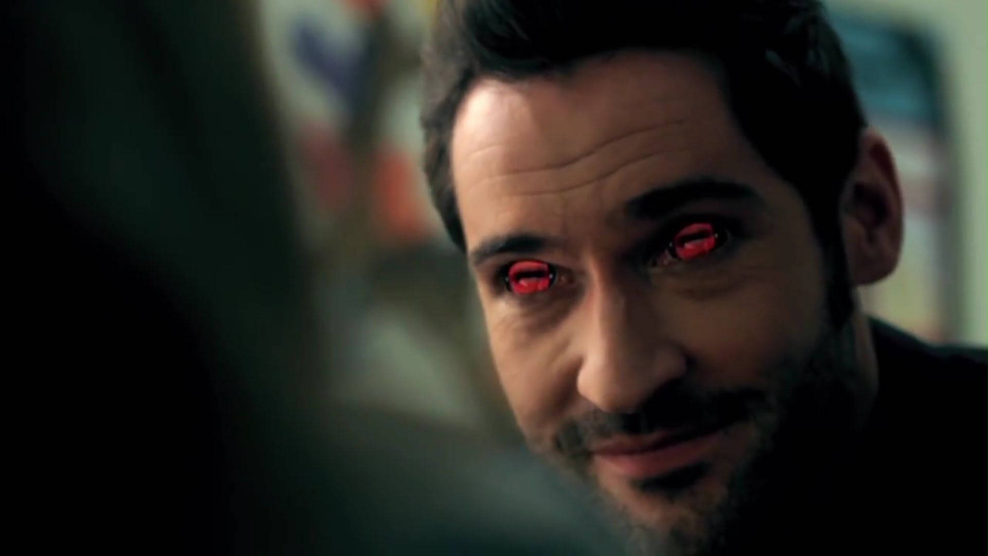 路西法 桌布 壁紙 — 一個男人在昏暗的房間裡，背景模糊，雙眼發出紅光，凝視著。