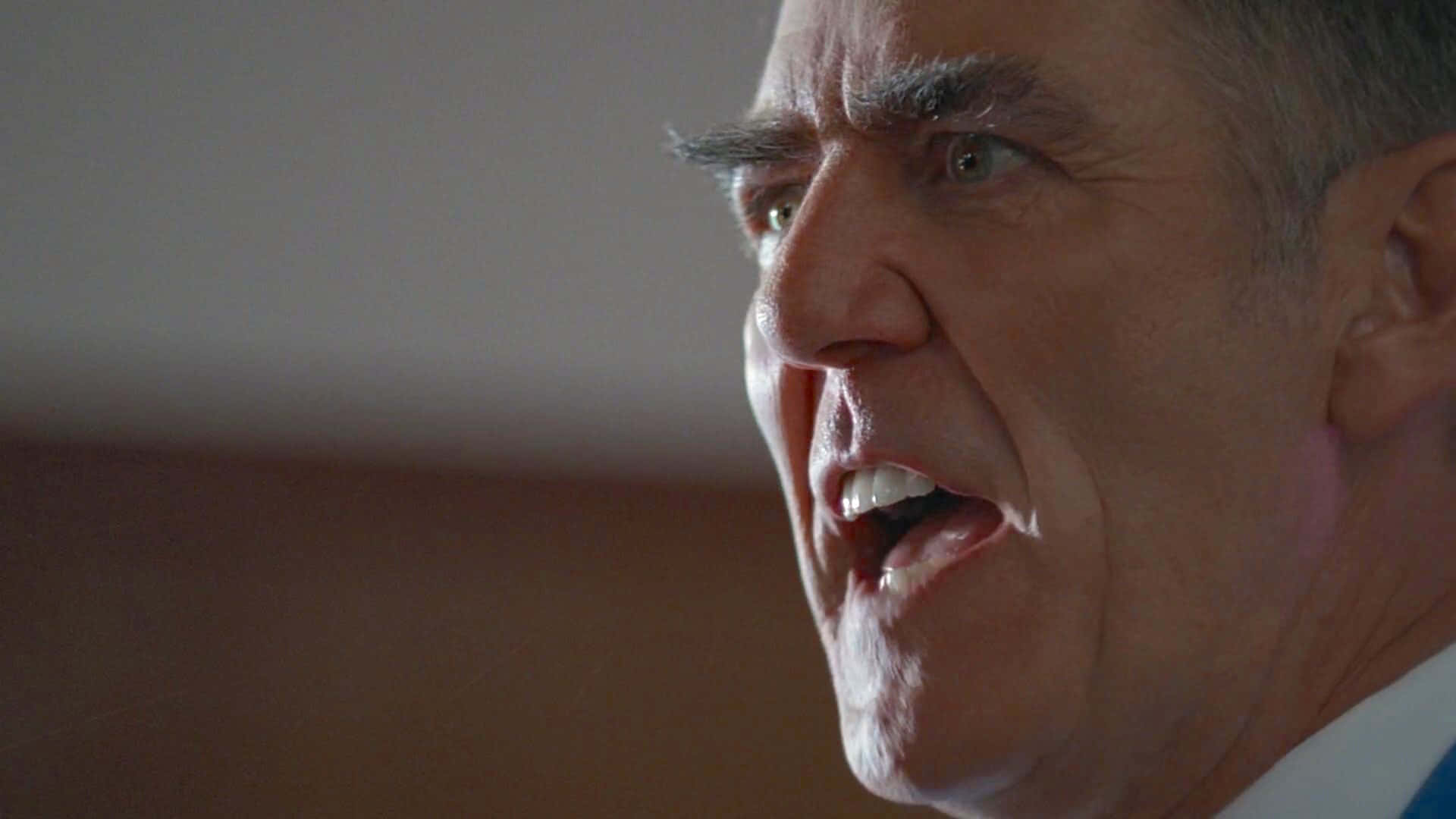 R. Lee Ermey 桌布 壁紙 — 一個男人在昏暗的房間裡睜大眼睛、張開嘴巴大喊的特寫。