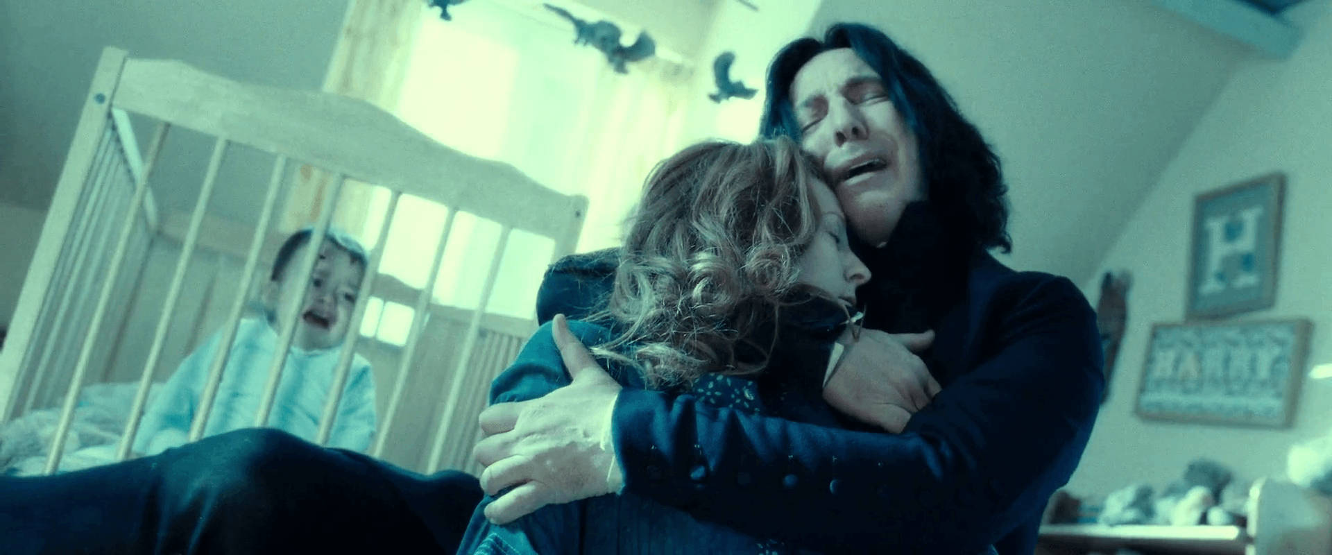 snape 桌布 壁紙 — 一個男人在昏暗的育兒室裡擁抱一個孩子，而一個嬰兒從帶有鬼魅綠色色調的嬰兒床裡觀看。