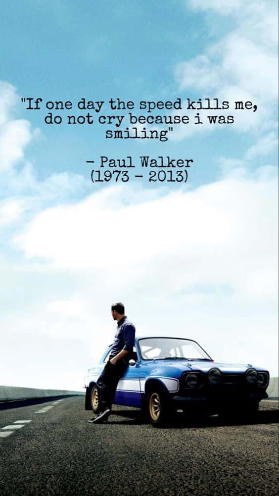 Paul Walker 桌布 壁紙 — 一個男人在晴朗多雲的天空下，在開闊的高速公路上隨意靠在一輛藍色經典汽車旁，並附有紀念語錄。