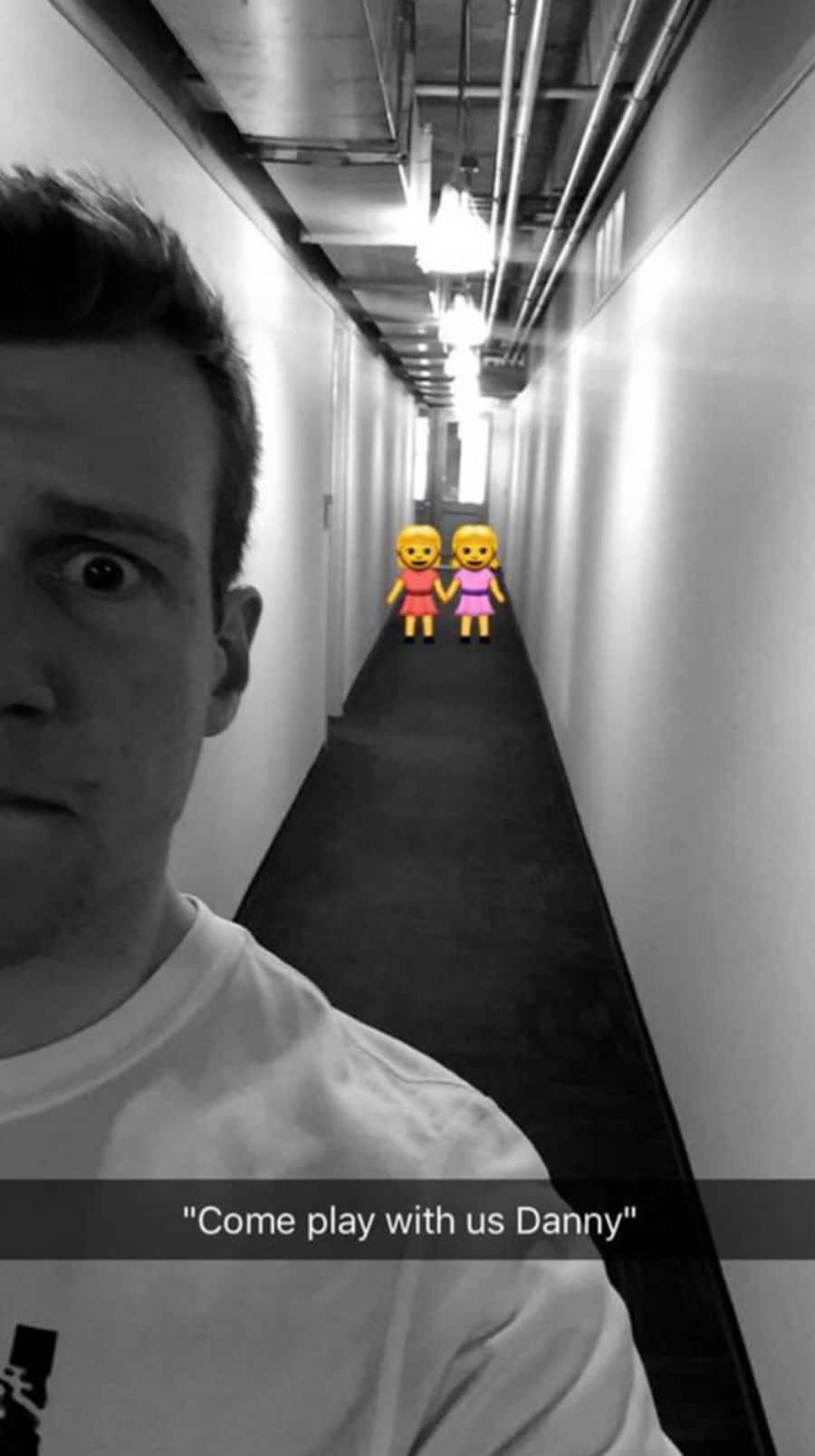 Snapchat 桌布 壁紙 — 一個男人在走廊上凝視著遠處兩個牽手的表情符號女孩。