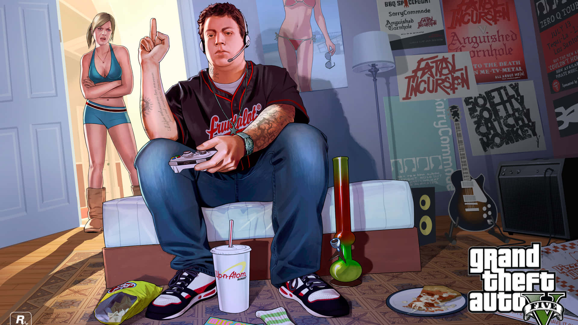 1920x1080 Grand Theft Auto V 桌布 壁紙 — 一個男人在遊戲室裡坐在沙發上拿著控制器，而一個穿著比基尼的女人站在附近。