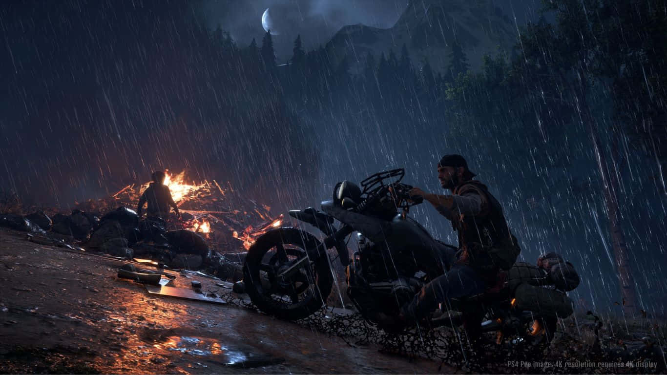 1366x768 Dayz Epoch Mod 桌布 壁紙 — 一個男人坐在摩托車上，在傾盆大雨中，旁邊是熊熊燃燒的營火，背景是月光照耀的山林。