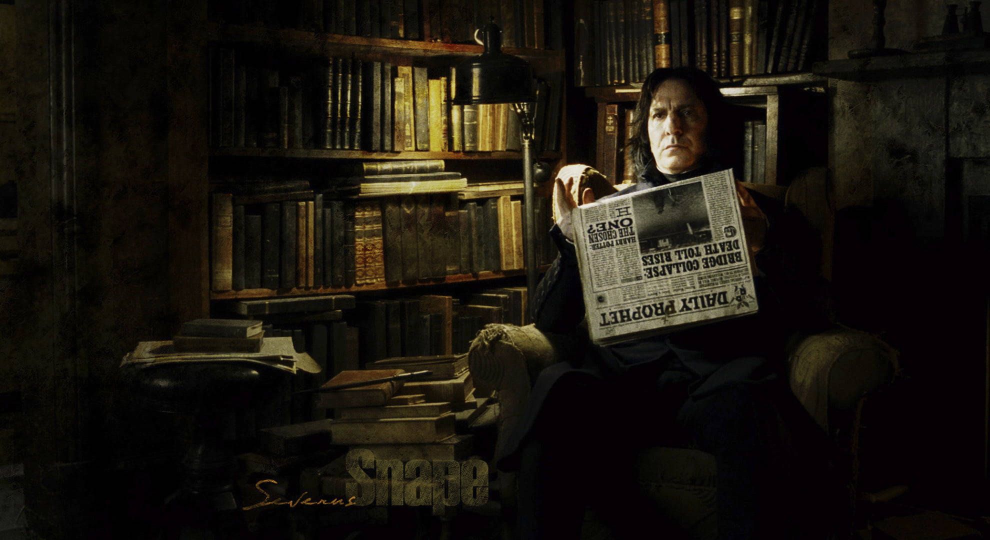 snape 桌布 壁紙 — 一個男人坐在燈光昏暗、書本堆滿的書房裡，在一盞燈的照耀下拿著一份帶有戲劇性頭條的報紙。
