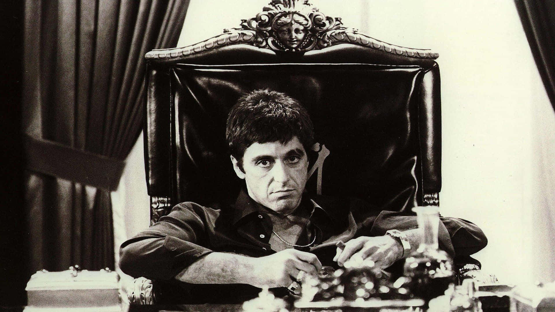Al Pacino 桌布 壁紙 — 一個男人坐在華麗的王座椅上，表情嚴肅地下棋，場景戲劇性黑白。