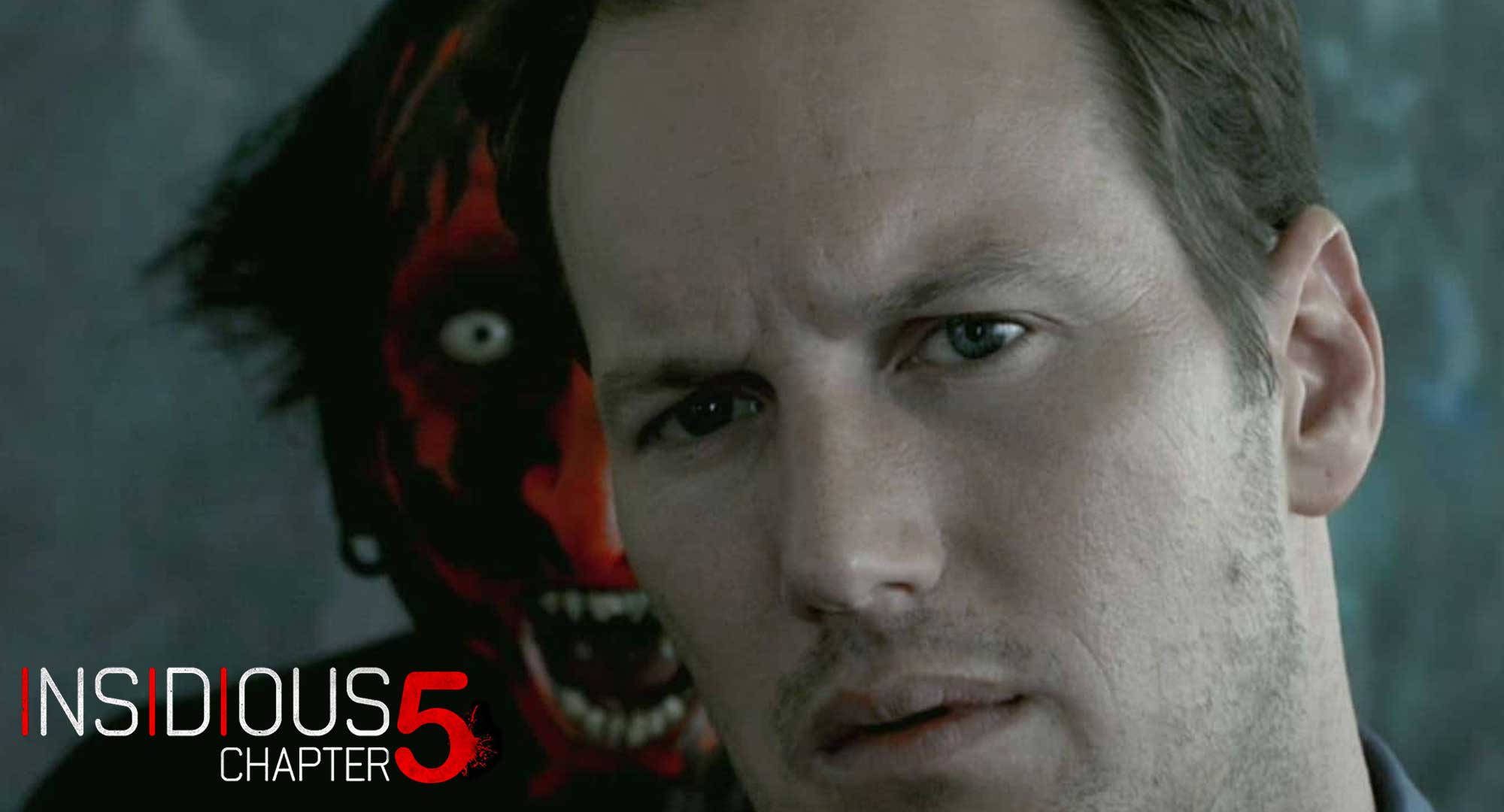 Insidious 桌布 壁紙 — 一個男人專注地凝視，一個紅色惡魔的臉孔在他身後若隱若現，構成令人毛骨悚然的恐怖電影海報。