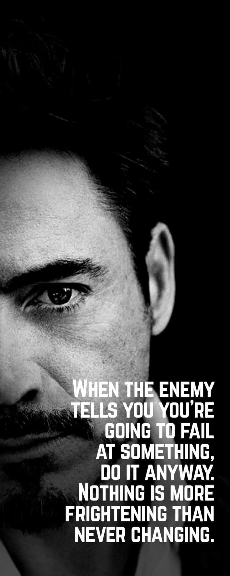 Iron Man Quotes 桌布 壁紙 — 一個男人強烈眼神的黑白特寫，上面覆蓋著粗體勵志文字。