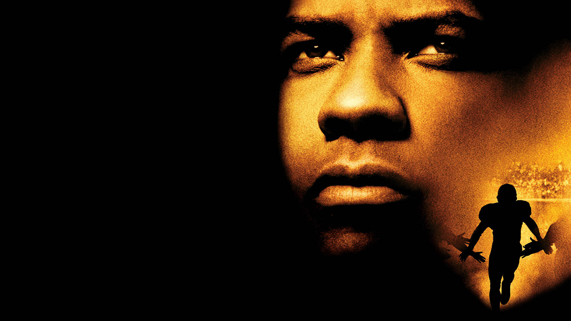 Denzel Washington 桌布 壁紙 — 一個男人強烈表情的戲劇性特寫，背景是黑暗背景下金色光線中奔跑的足球運動員剪影。