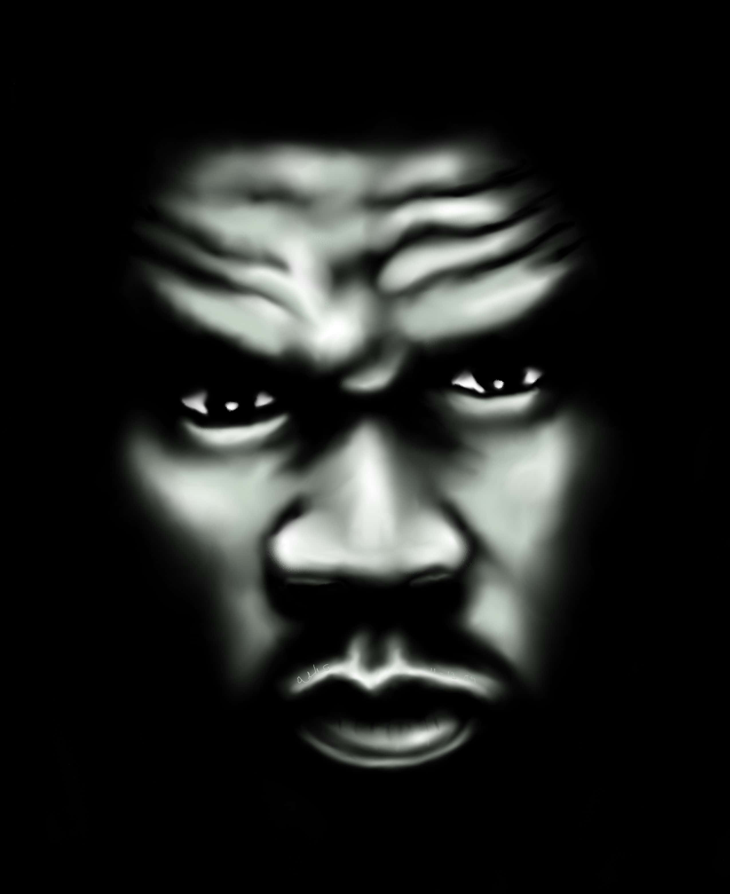 50 Cent 桌布 壁紙 — 一個男人強烈面孔的鮮明黑白特寫，眉頭緊鎖，眼睛發光，背景陰暗。