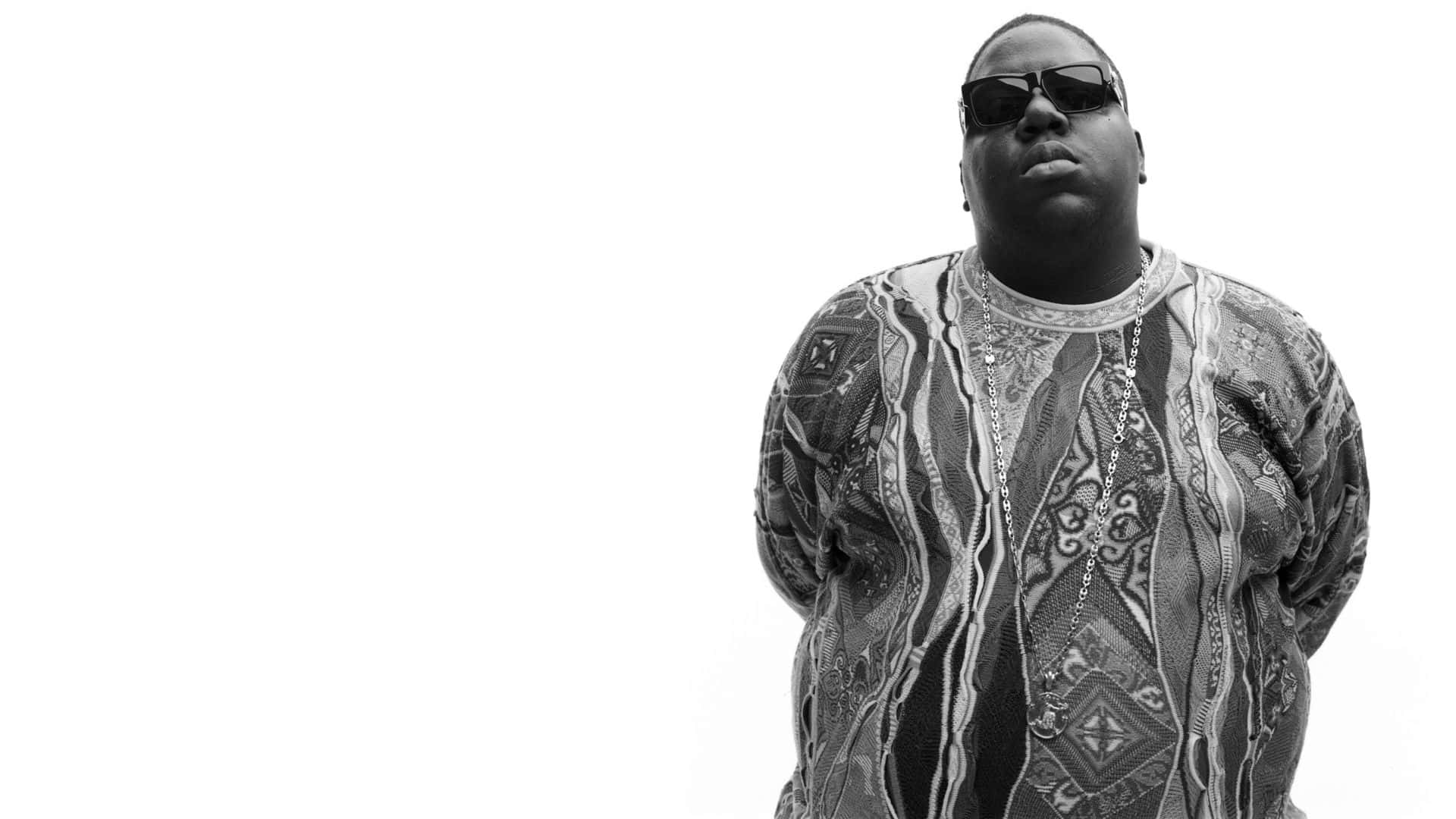 Rappers 桌布 壁紙 — 一個男人戴著太陽眼鏡和圖案襯衫，在純白色背景前的黑白肖像。