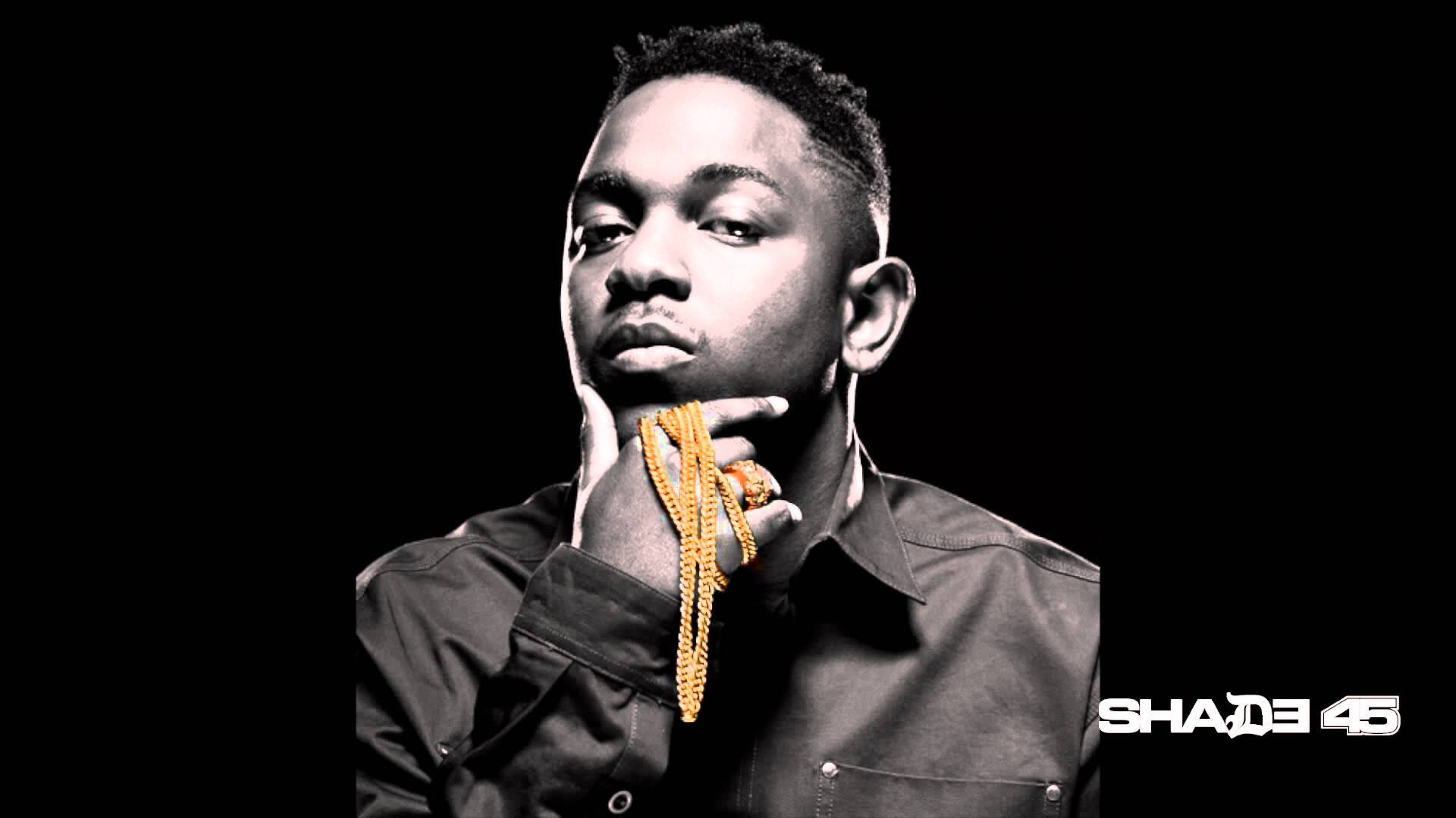 Kendrick 桌布 壁紙 — 一個男人戴著金鏈的黑白肖像，背景黑暗。