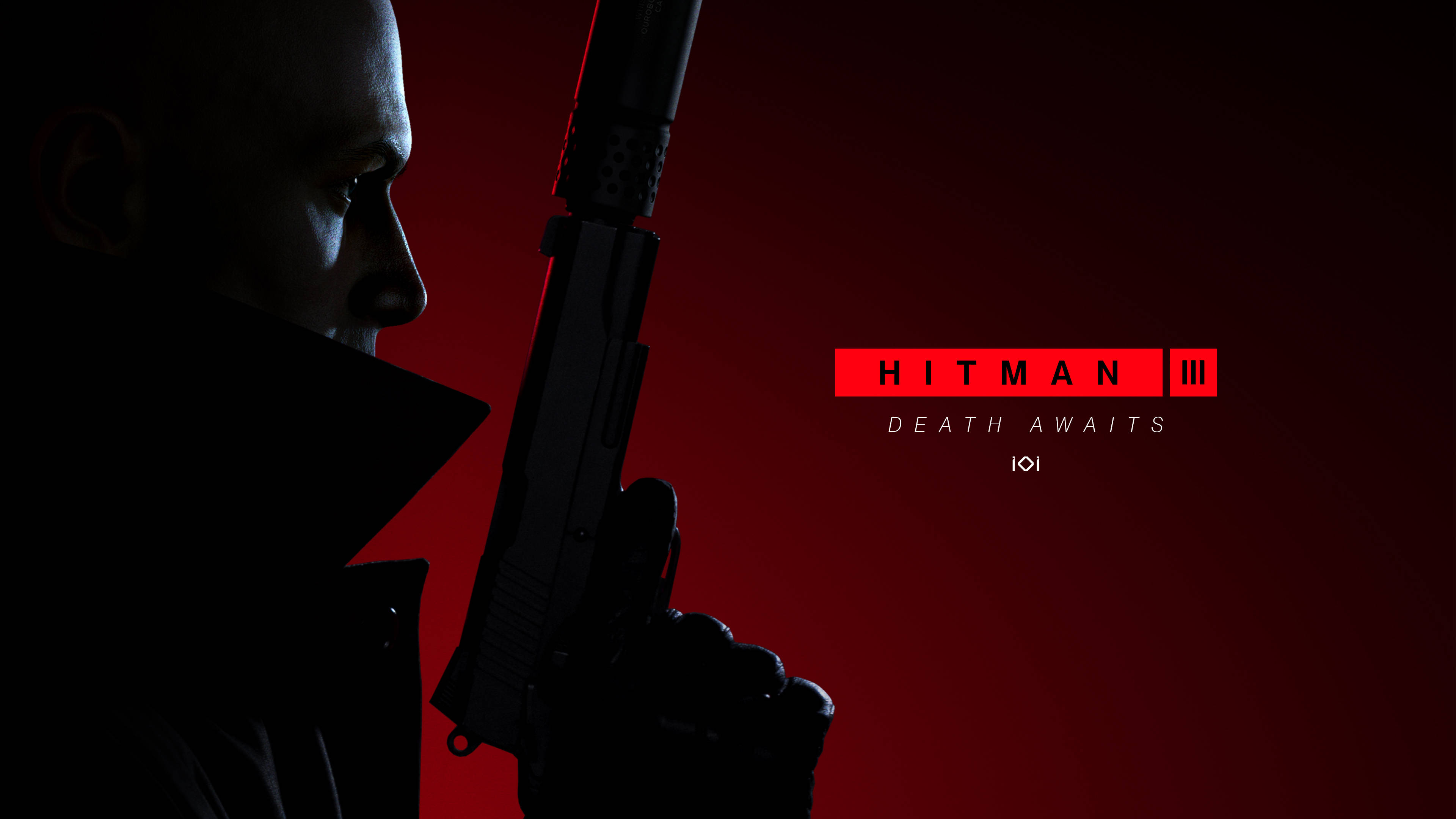 桌布 壁紙 — 一個男人手持手槍的剪影，背景為深紅色，並帶有《Hitman III》遊戲標題。
