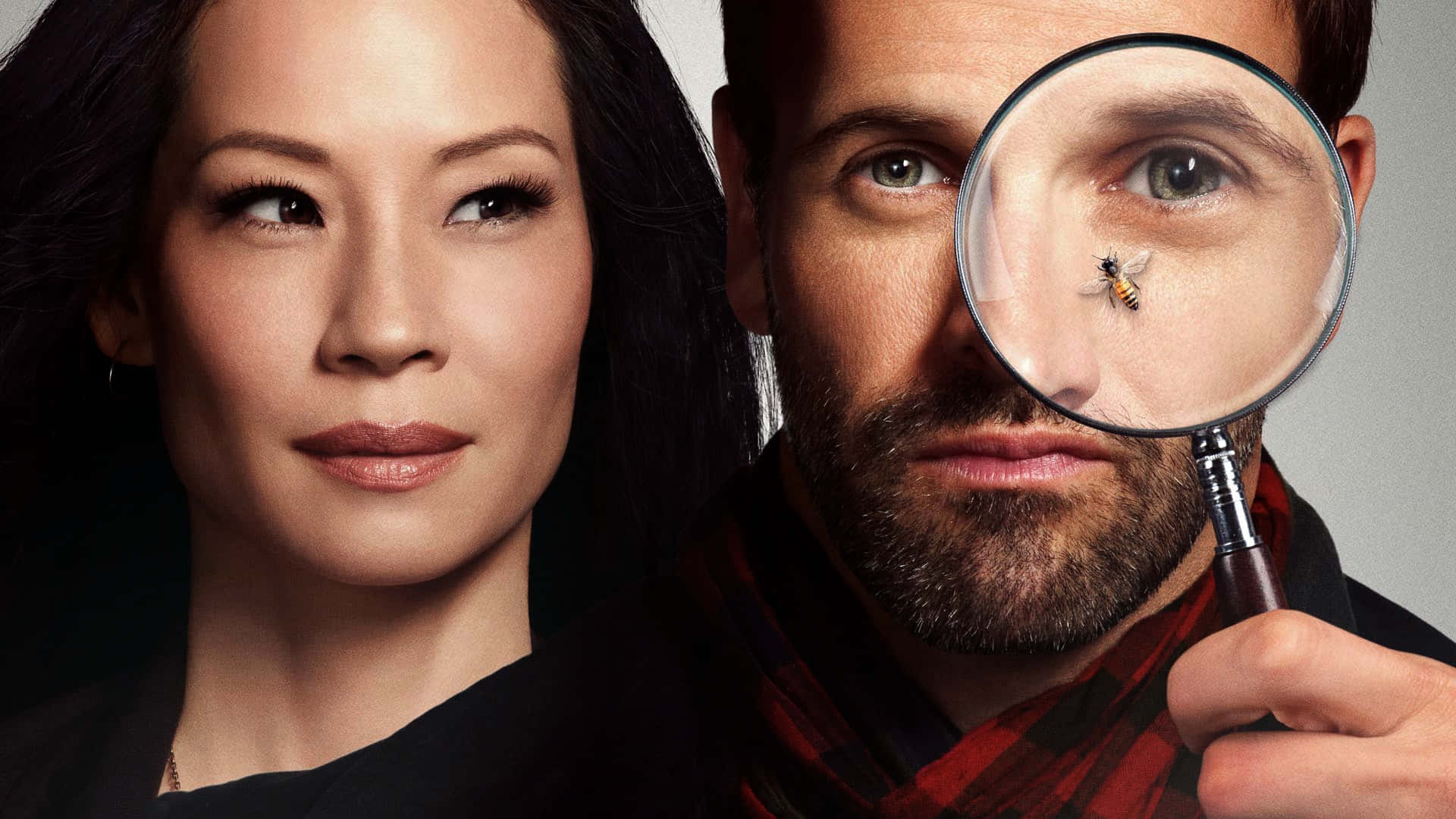 lucy liu 桌布 壁紙 — 一個男人拿著放大鏡，揭示他眼睛上的一隻蜜蜂，而一個女人則以平靜的專注看著。