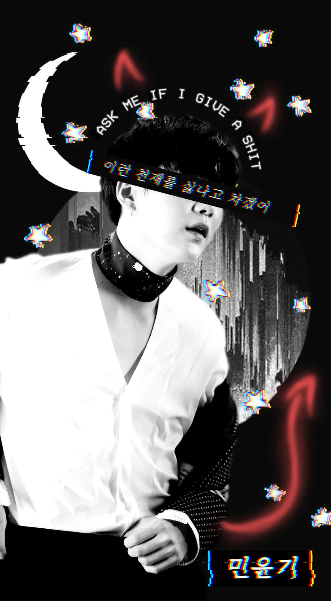 Aesthetic Korean 桌布 壁紙 — 一個男人的單色肖像，戴著黑色頸圈，帶有故障文字疊加，背景為深色，有新月和星星。