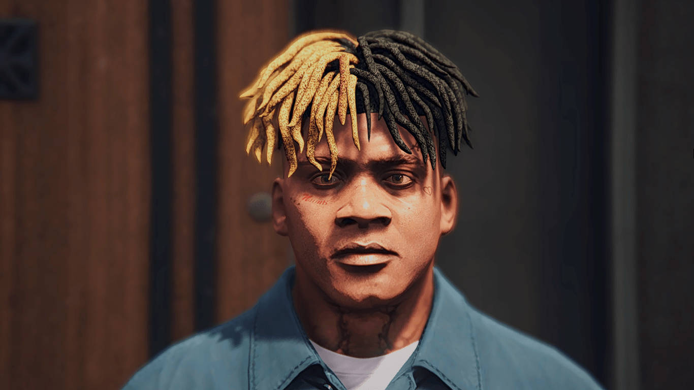 XXXTENTACION 桌布 壁紙 — 一個男人的特寫，他有金黃色和黑色雙色辮子，穿著藍色襯衫，背景是木門。