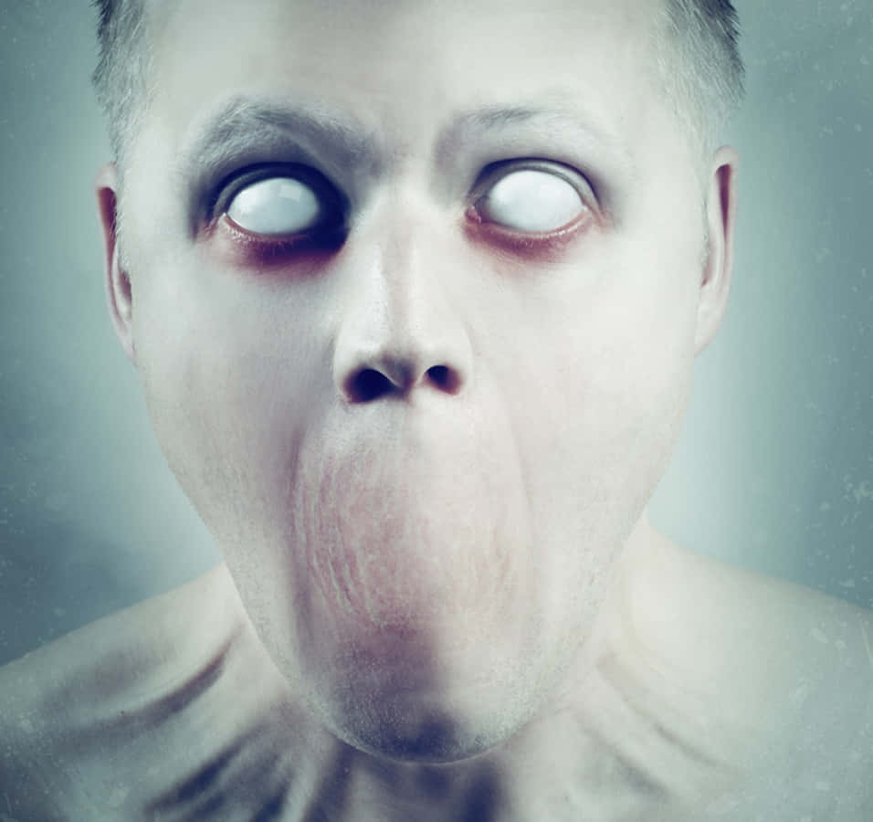 Scary Face 桌布 壁紙 — 一個男人的特寫，眼睛突出白色，嘴巴拉長，背景為柔和的灰色。