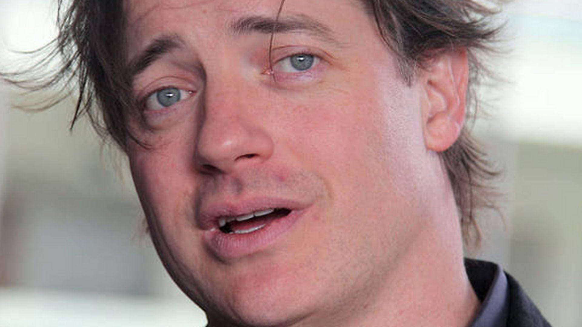 Celebrity 桌布 壁紙 — 一個男人的特寫肖像，他有搶眼的藍色眼睛和凌亂的棕色頭髮，在模糊的背景下說話。