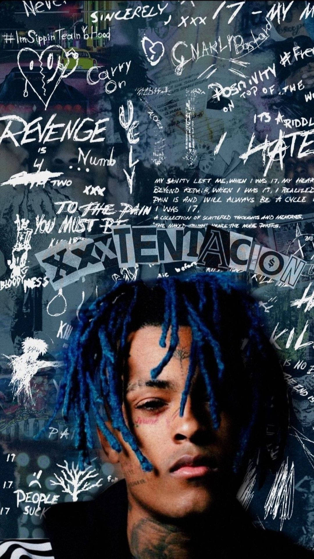 xxxtentacion 美學 桌布 壁紙 — 一個男人的特寫肖像，他有藍色辮子，背景是一個黑暗的塗鴉牆，上面充滿手寫句子和符號。