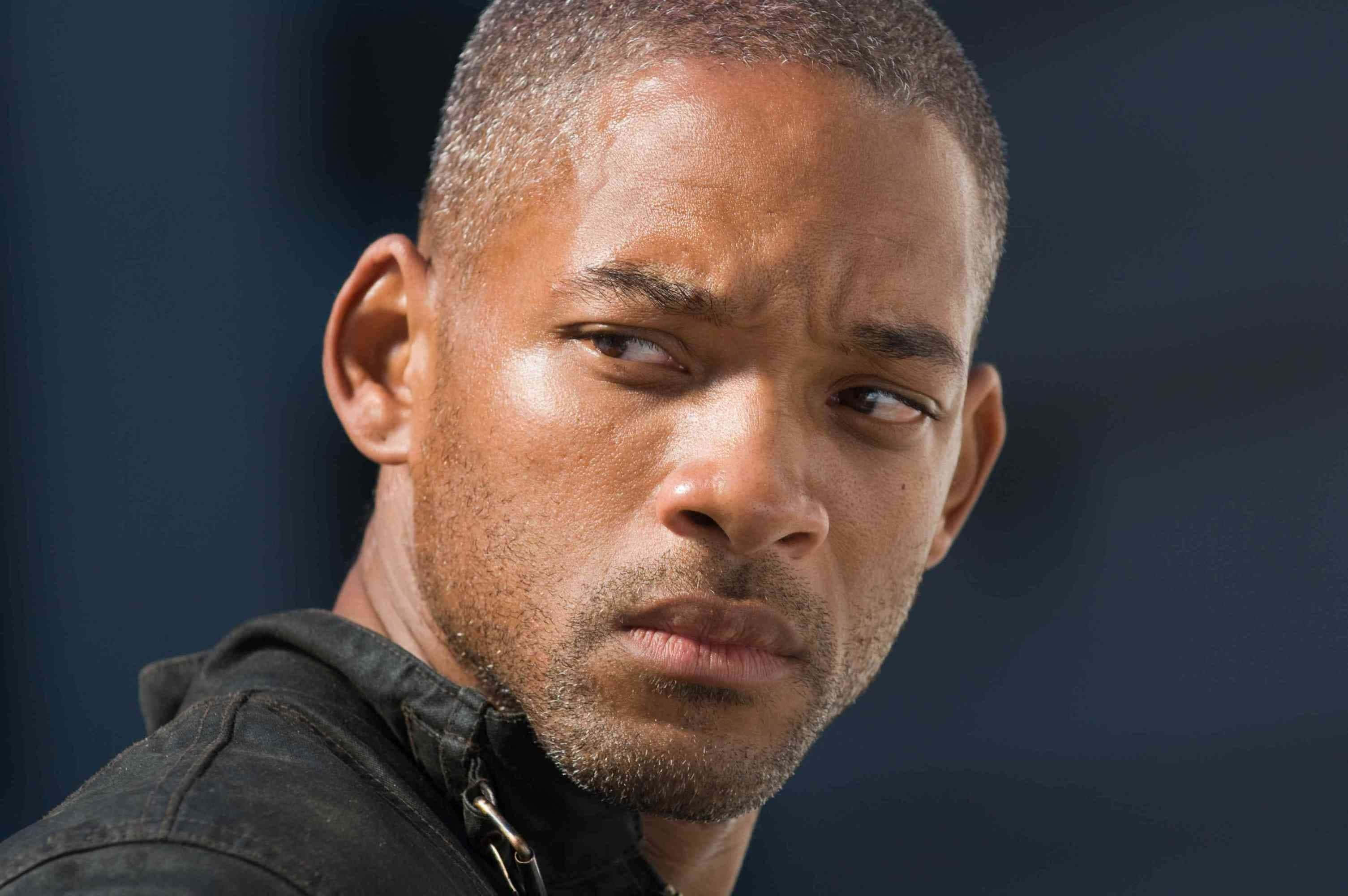 actor 桌布 壁紙 — 一個男人的特寫肖像，表情嚴肅，背景是深藍色。