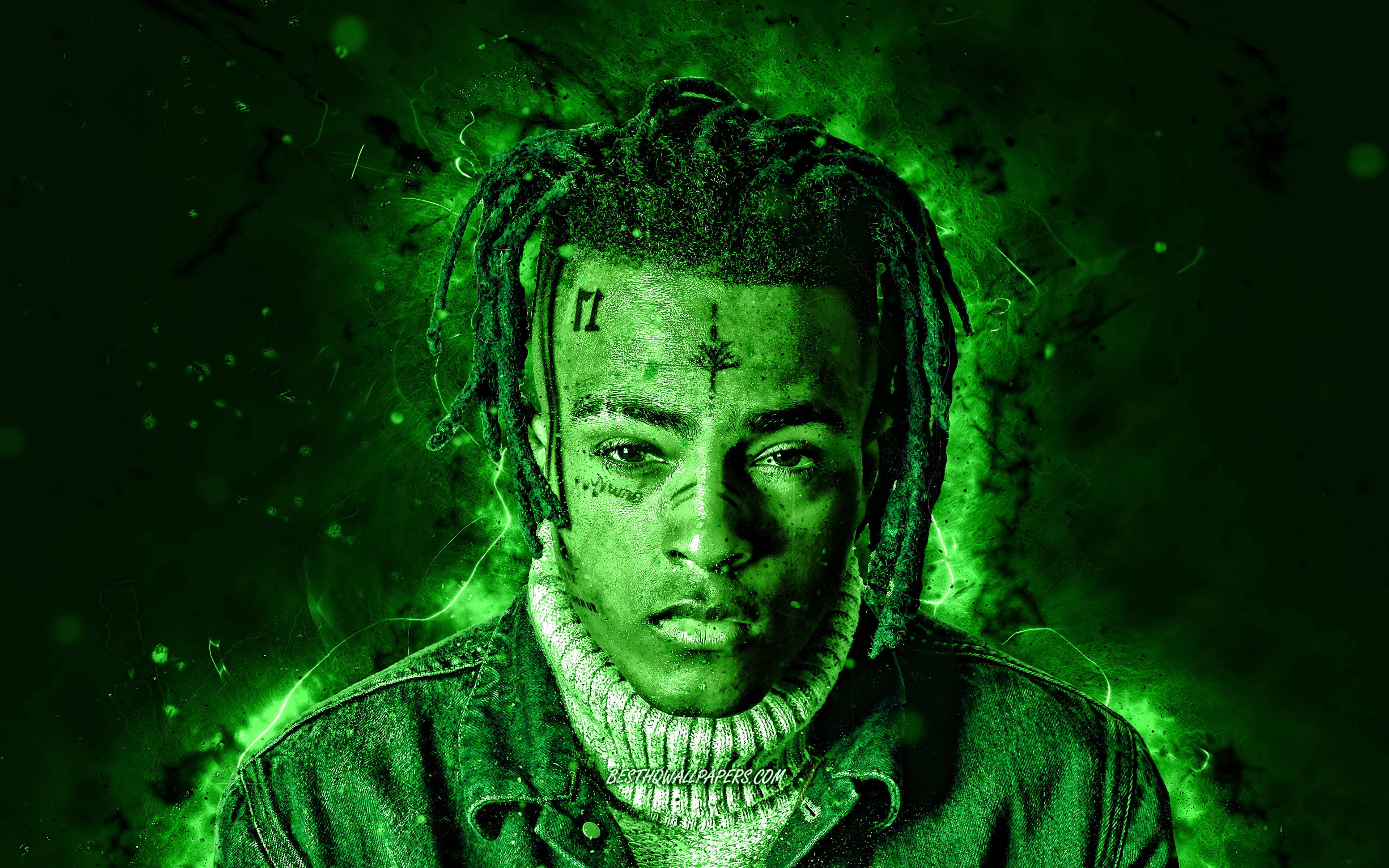 xxxtentacion 電腦 桌布 壁紙 — 一個男人的肖像，他有辮子頭和面部刺青，在充滿活力的綠色電光背景下發光。