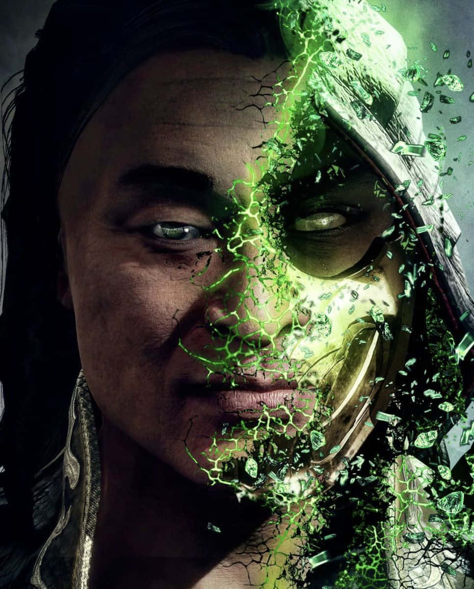Mortal Kombat Shang Tsung 桌布 壁紙 — 一個男人的臉被發光的綠色能量和碎裂玻璃效果半轉化。