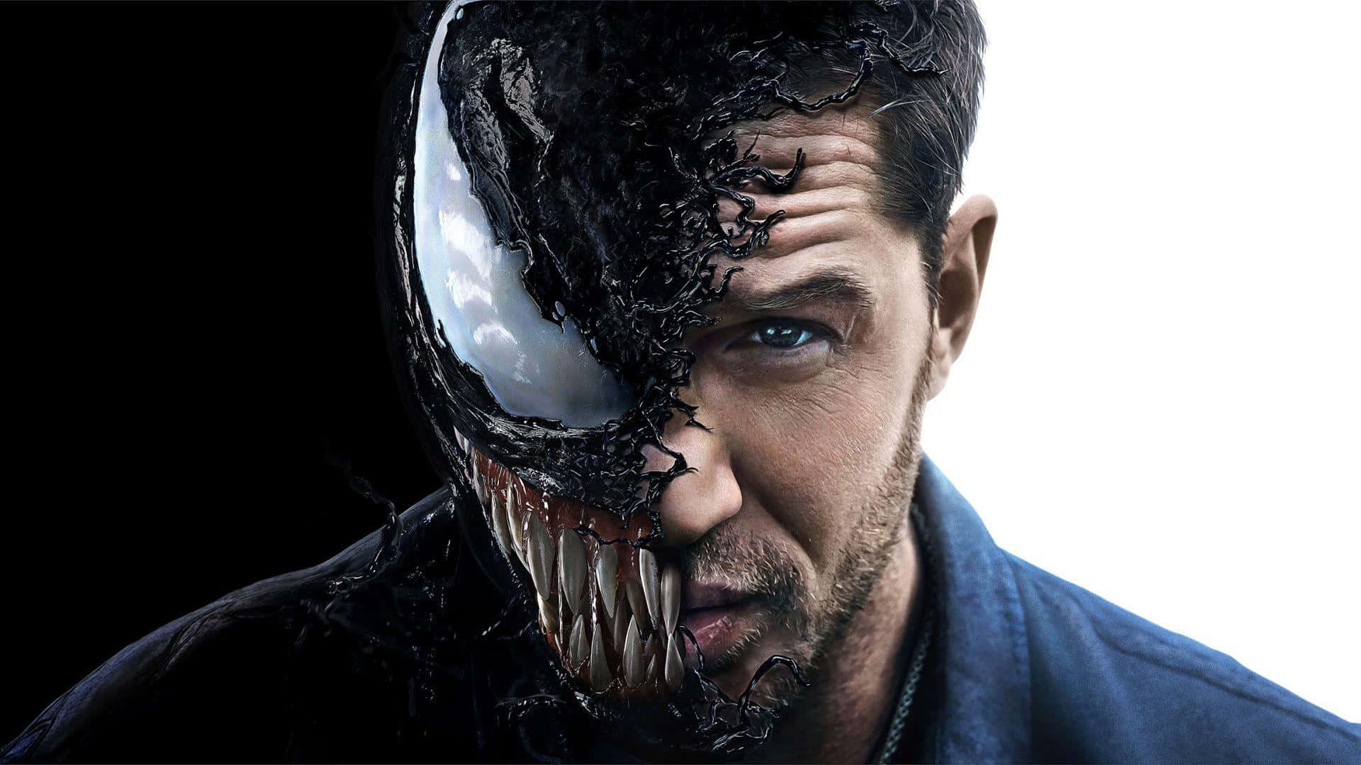 Tom Hardy Venom 桌布 壁紙 — 一個男人的臉被黑色共生體半轉化，帶有尖銳牙齒和發光的白色眼睛，背景是強烈的黑白對比。