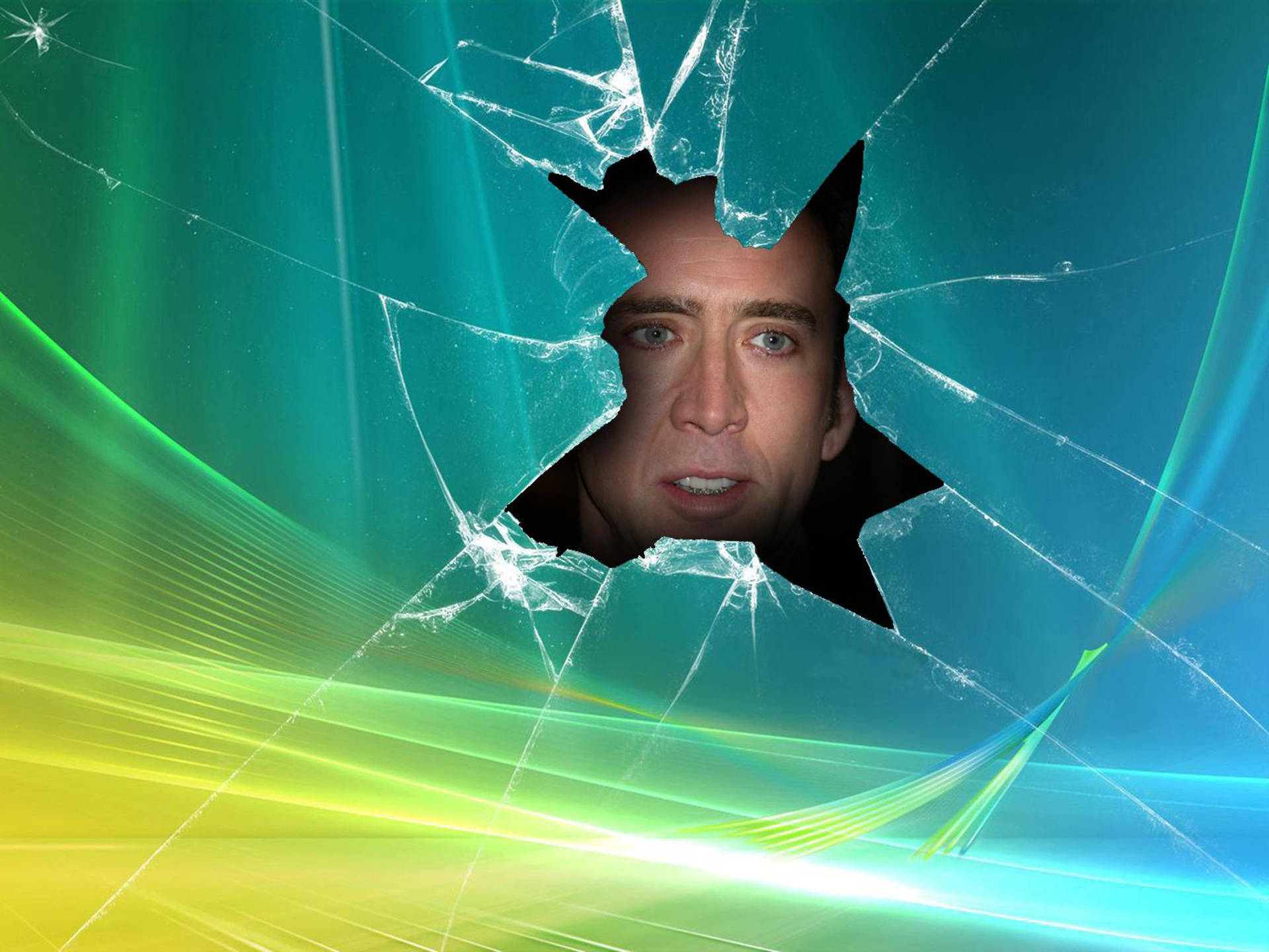 nicolas cage meme 桌布 壁紙 — 一個男人的臉透過破碎玻璃效果，在充滿活力的青綠色和黃色抽象背景中窺視。