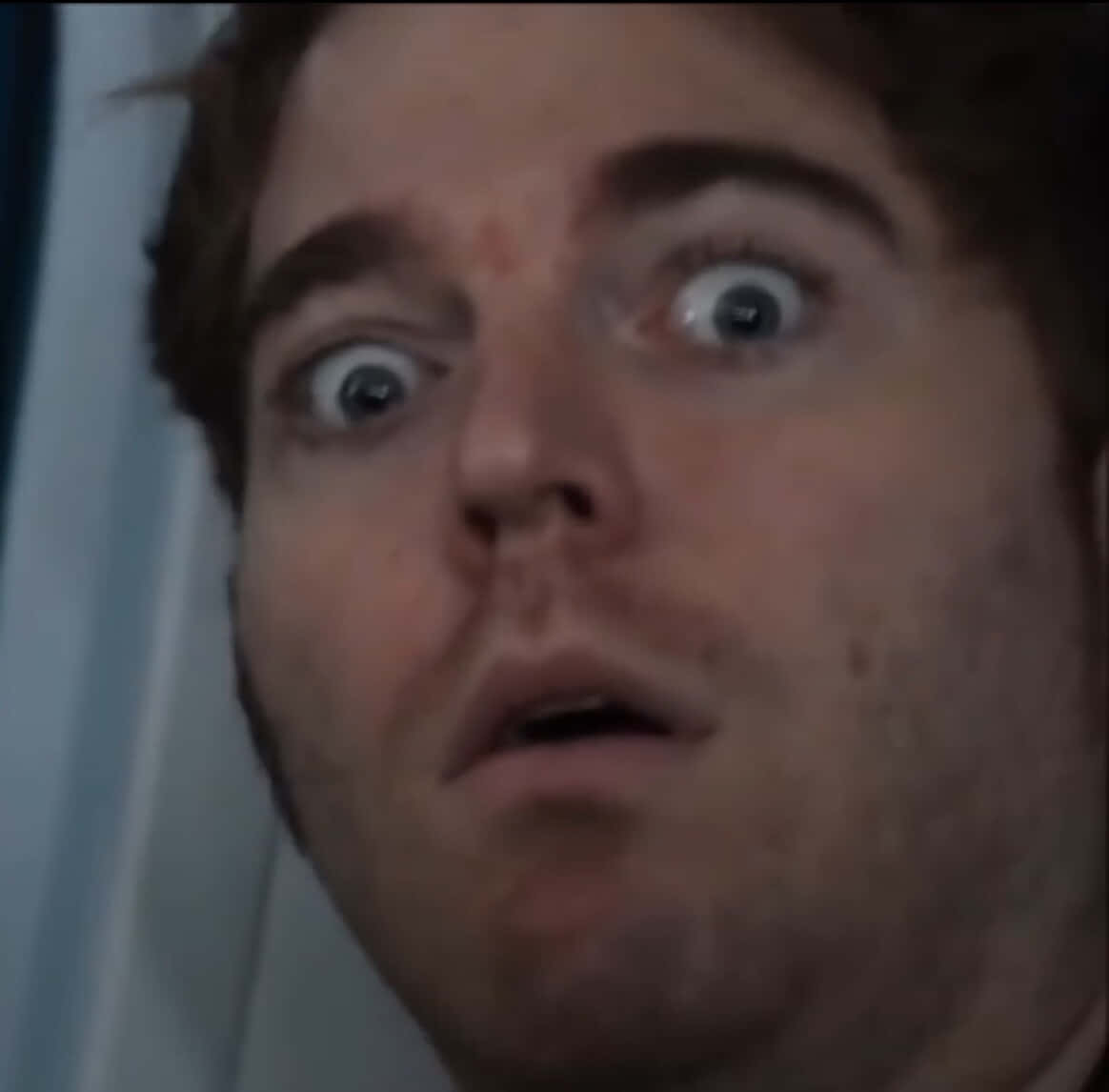 Funny Faces 桌布 壁紙 — 一個男人的臉部極端特寫，顯示睜大的眼睛和張開的嘴巴，傳達強烈的震驚或恐懼。