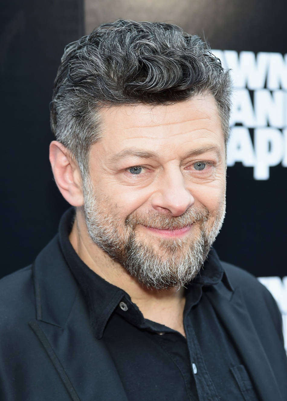 actor 桌布 壁紙 — 一個男人的近距離肖像，他有灰白頭髮和鬍鬚，穿著黑色襯衫，背景是黑色，上面有白色文字。