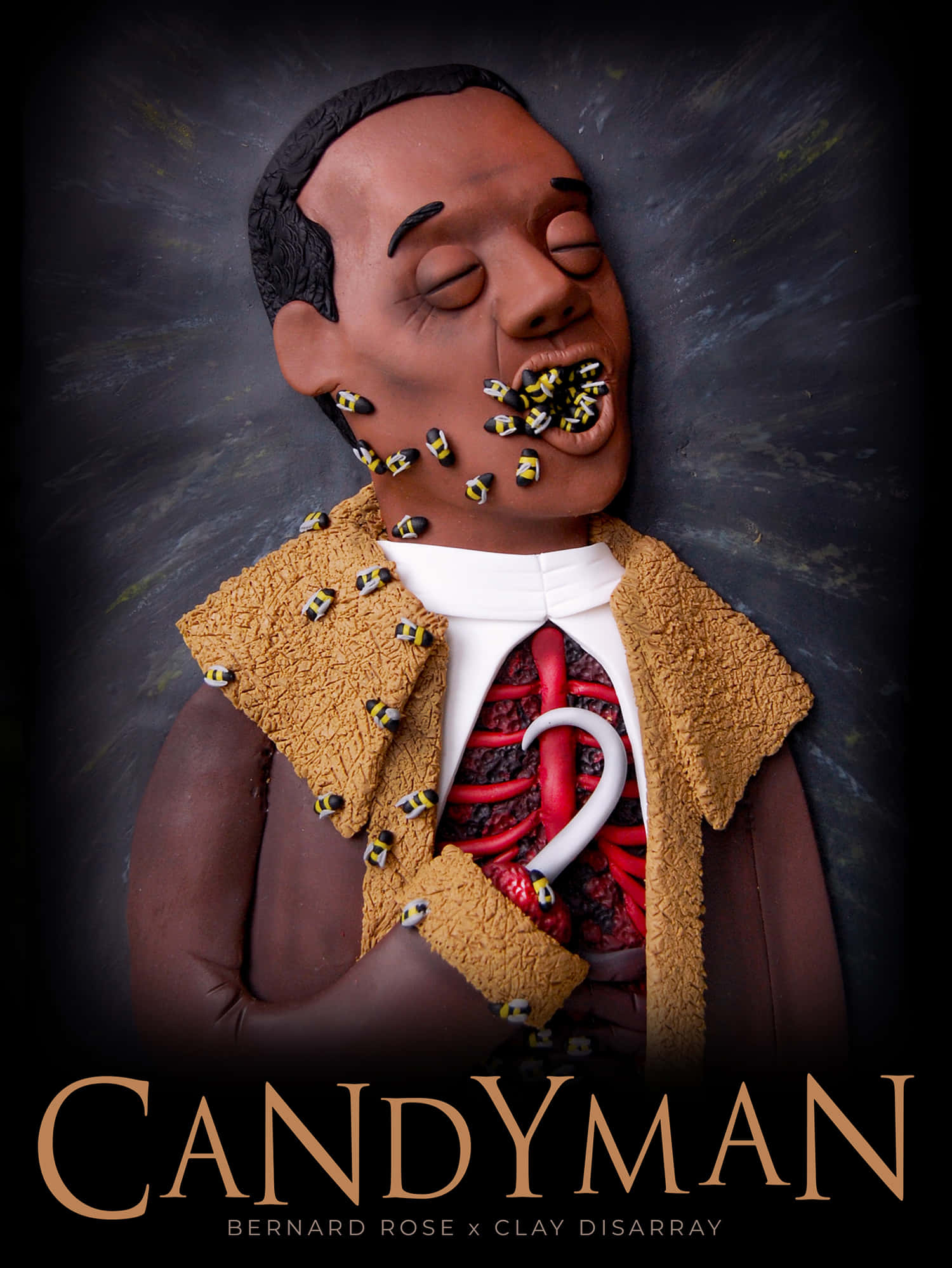 Candyman 桌布 壁紙 — 一個男人的黏土雕塑，露出紅色器官，細小的黃色汽車在他的臉和軀幹上爬行，背景是深色紋理。