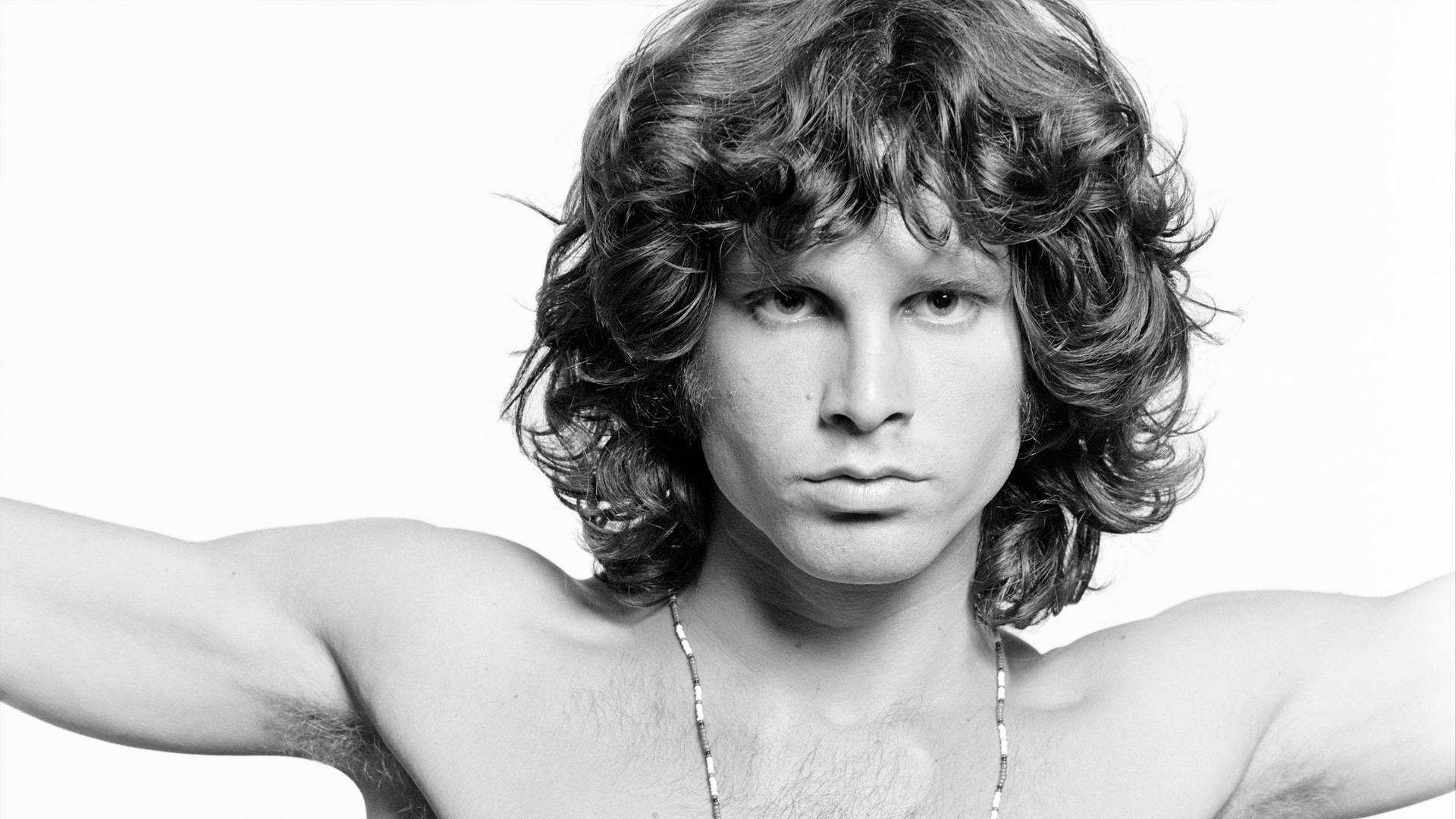 Morrison 桌布 壁紙 — 一個男人的黑白肖像，他有濃密捲髮，雙臂伸展，背景是純色。