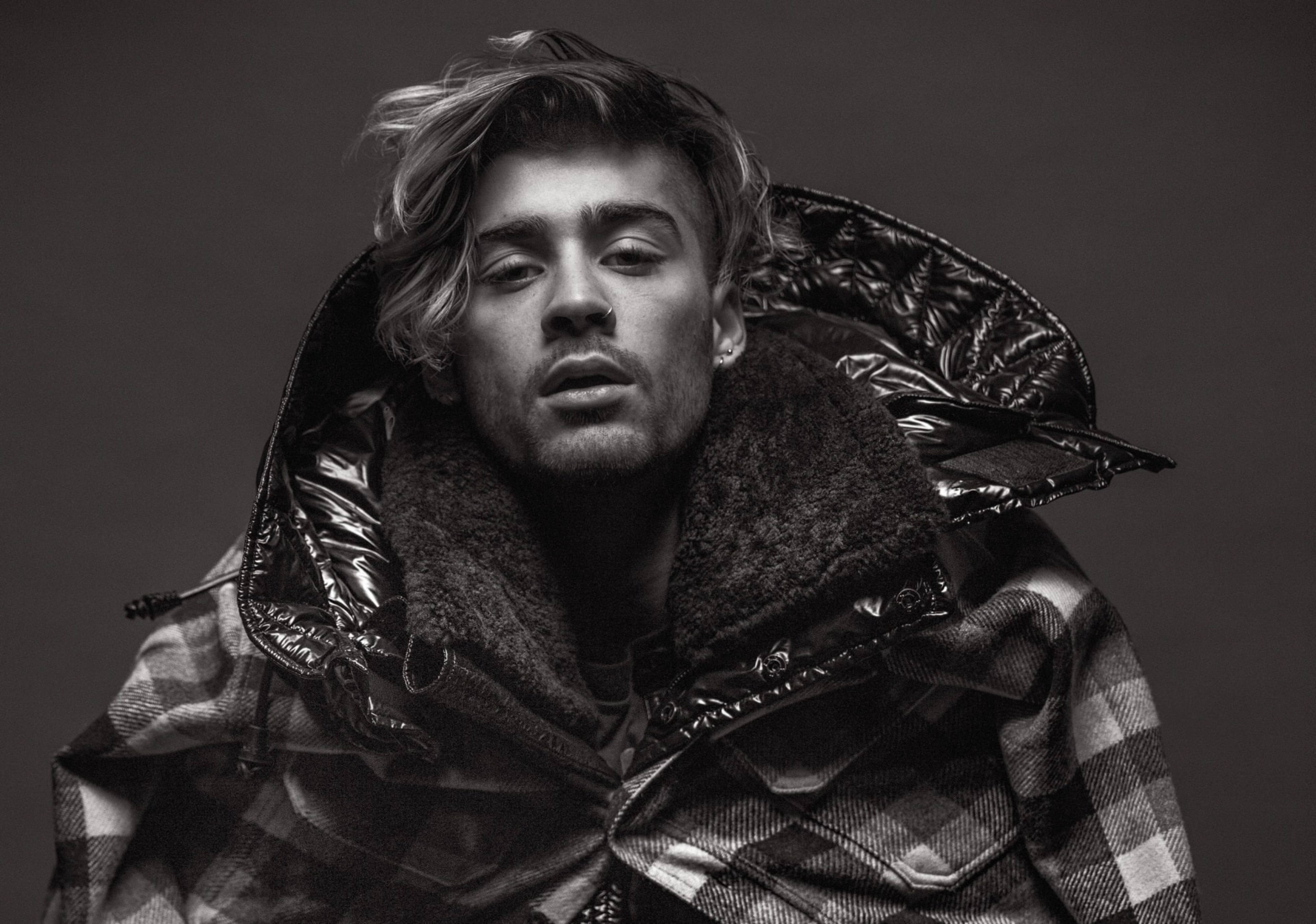 zayn 桌布 壁紙 — 一個男人穿著格紋外套，戴著毛領連帽，在深色背景下的黑白肖像。