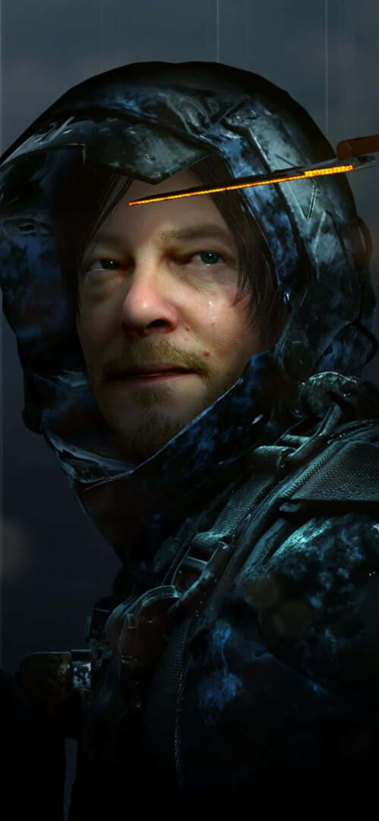 iPhone Xs Max Death Stranding 桌布 壁紙 — 一個男人穿著深色連帽外套，額頭上有一條發光的橙色箭頭，在昏暗場景中的特寫。