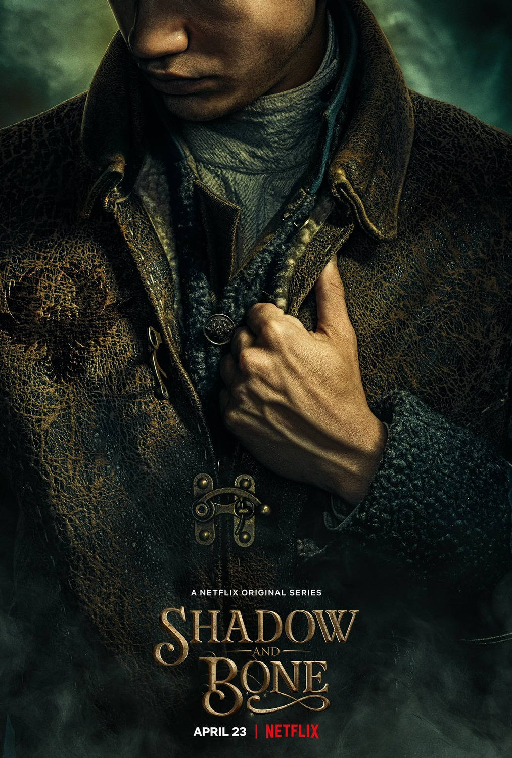 shadow 桌布 壁紙 — 一個男人穿著破舊皮衣，在迷濛黑暗的背景中整理衣領的特寫。