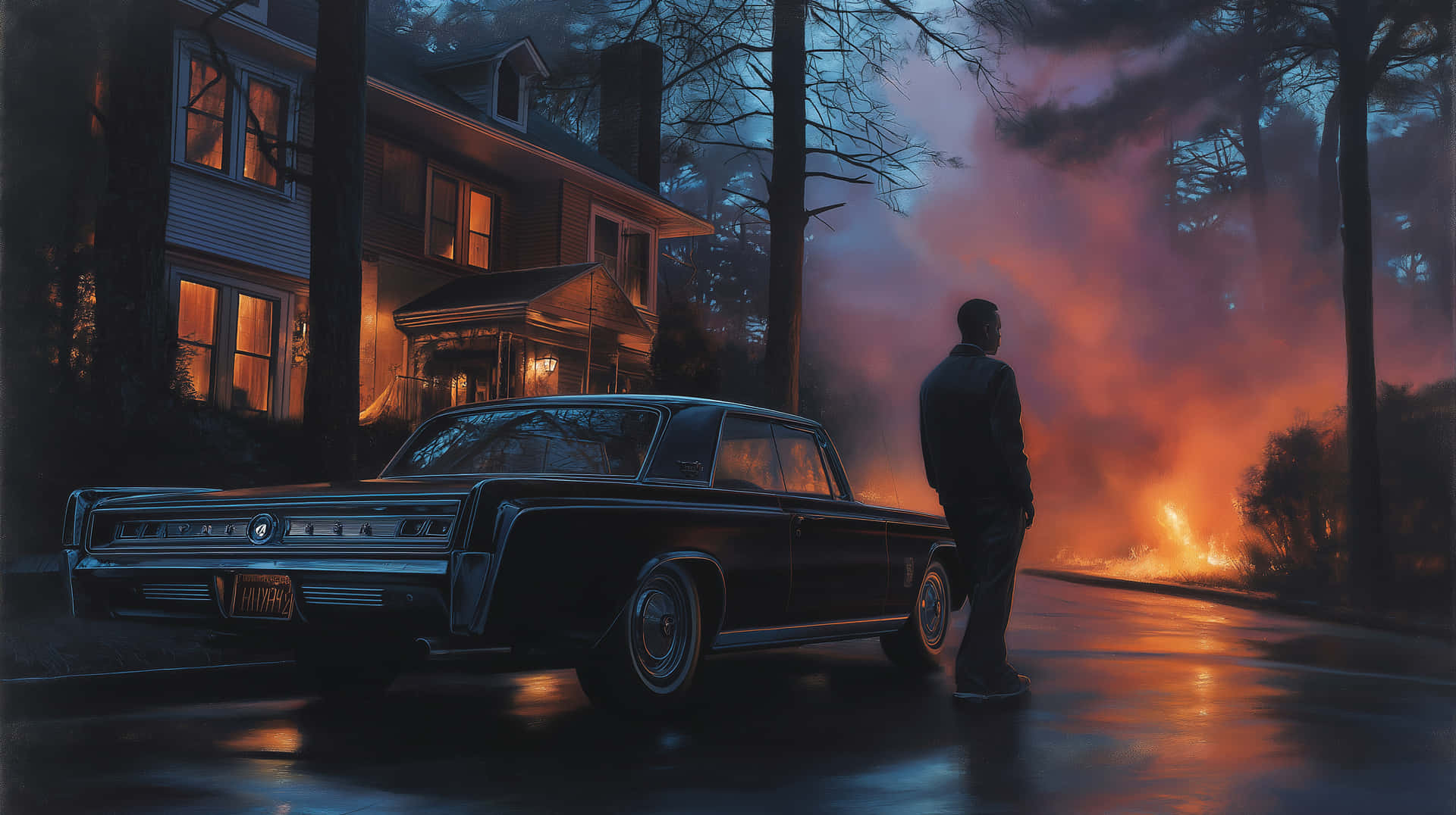 Figure Observing Suburban Fire by a Classic Automobile 壁紙 — 一個男人站在一輛復古黑色汽車旁邊，身後野火肆虐，橙色的光芒投射在一間窗戶發光的房子上。