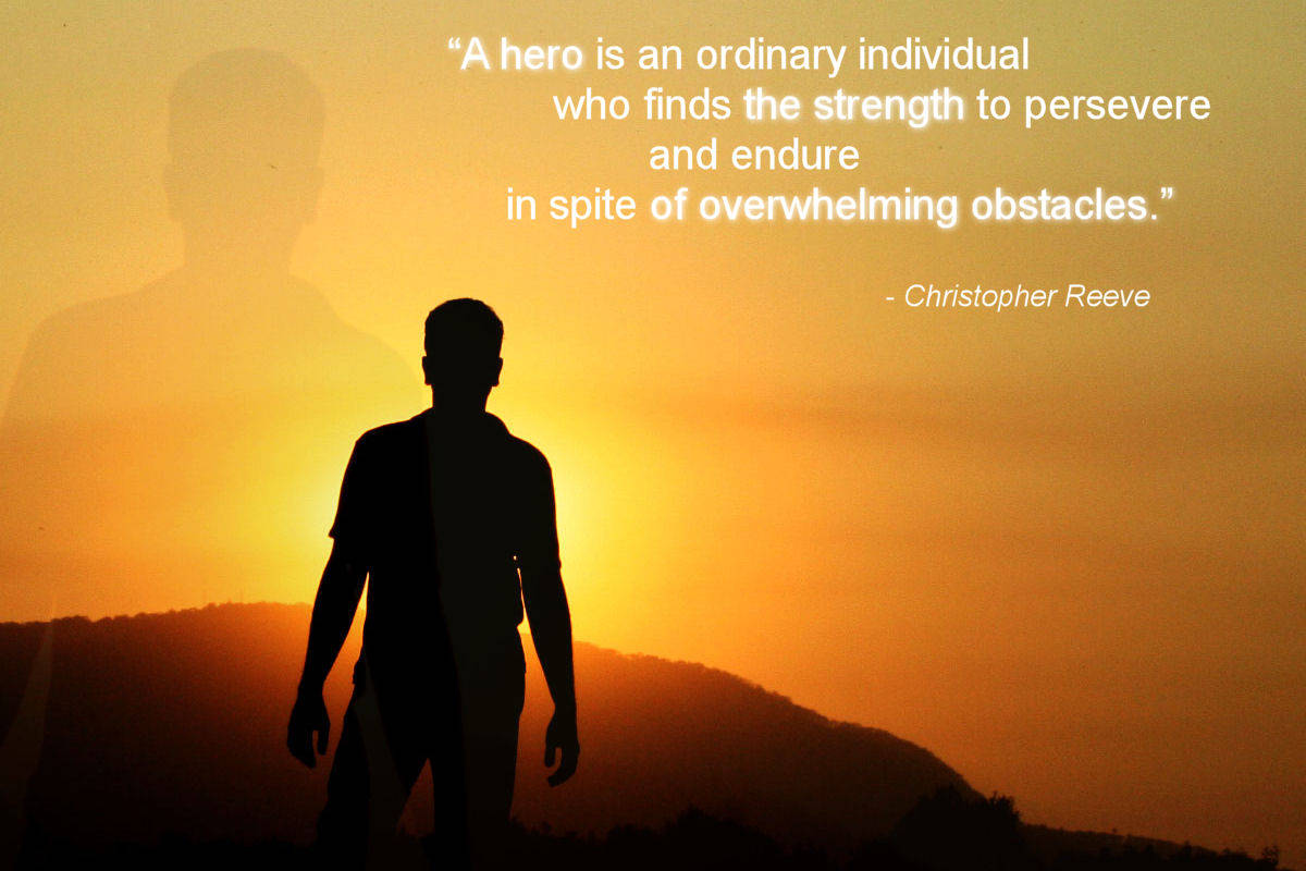 Christopher 桌布 壁紙 — 一個男人站在日落時分的山頂上的剪影，身後有一個半透明的幽靈般的身影，並疊加了一句鼓舞人心的名言。
