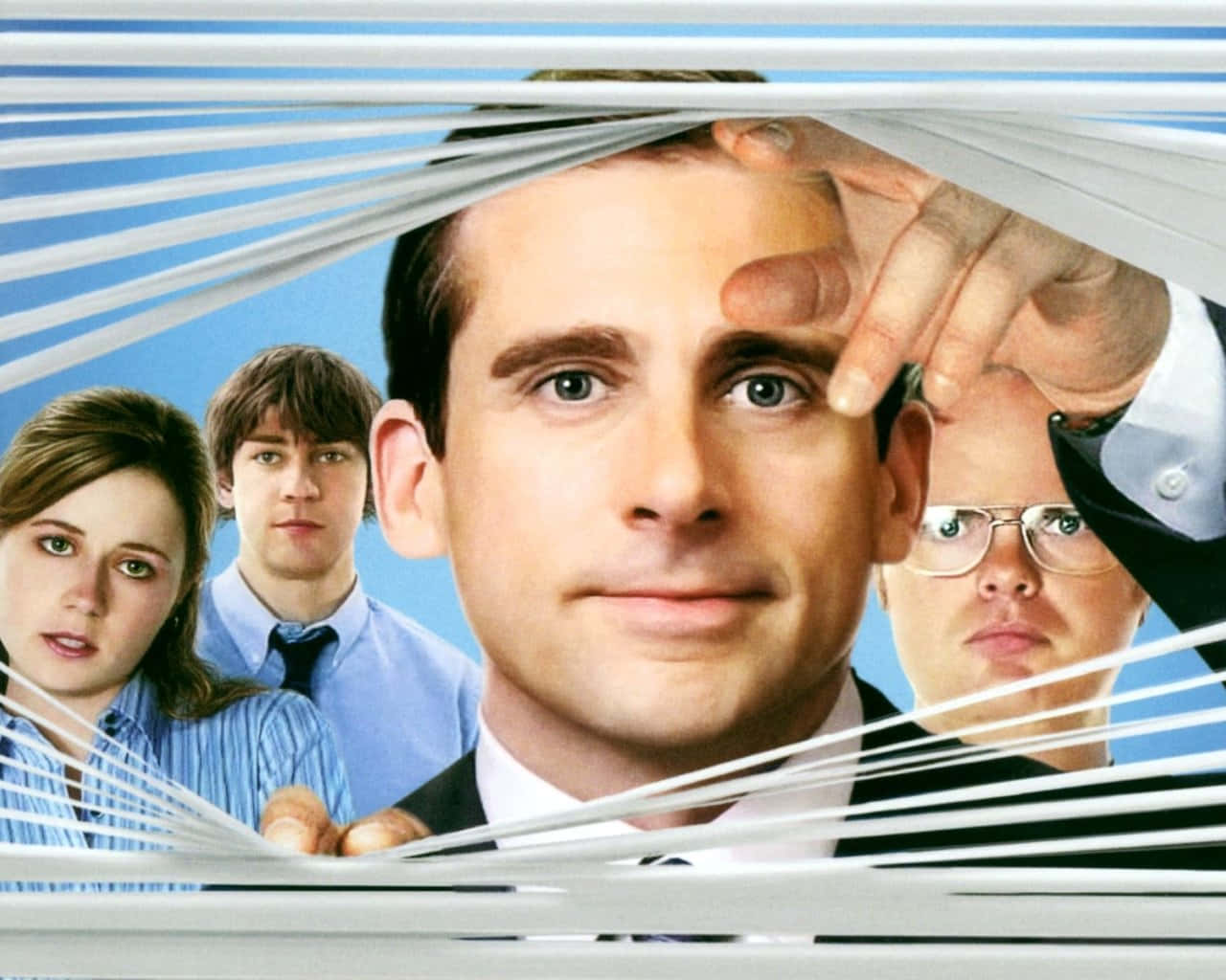 john krasinski 桌布 壁紙 — 一個男人臉部的特寫，被白色百葉窗框住，其他角色在辦公室環境中透過百葉窗窺視。