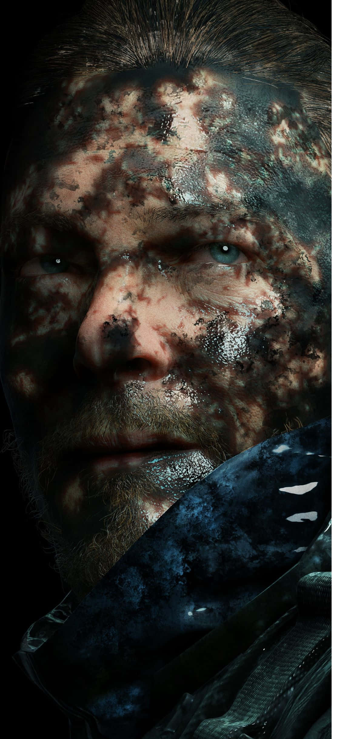 iPhone X Death Stranding 桌布 壁紙 — 一個男人臉部被泥濘和污垢覆蓋的粗糙特寫，強烈的綠色眼睛直視前方。