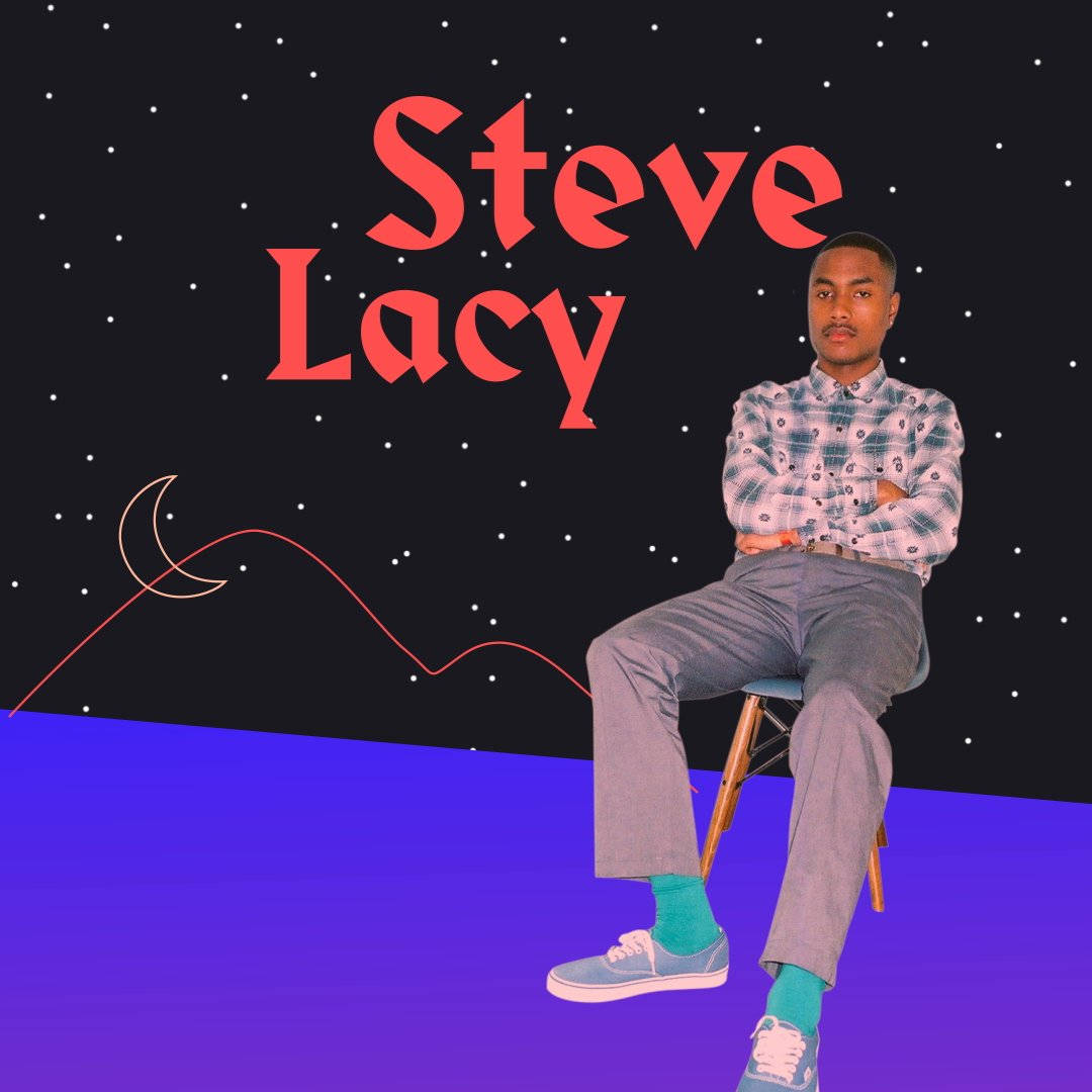 Steve Lacy 桌布 壁紙 — 一個男人自信地坐在椅子上，背景是滿天星斗的夜空，有新月和粗體紅色文字寫著 Steve Lacy。