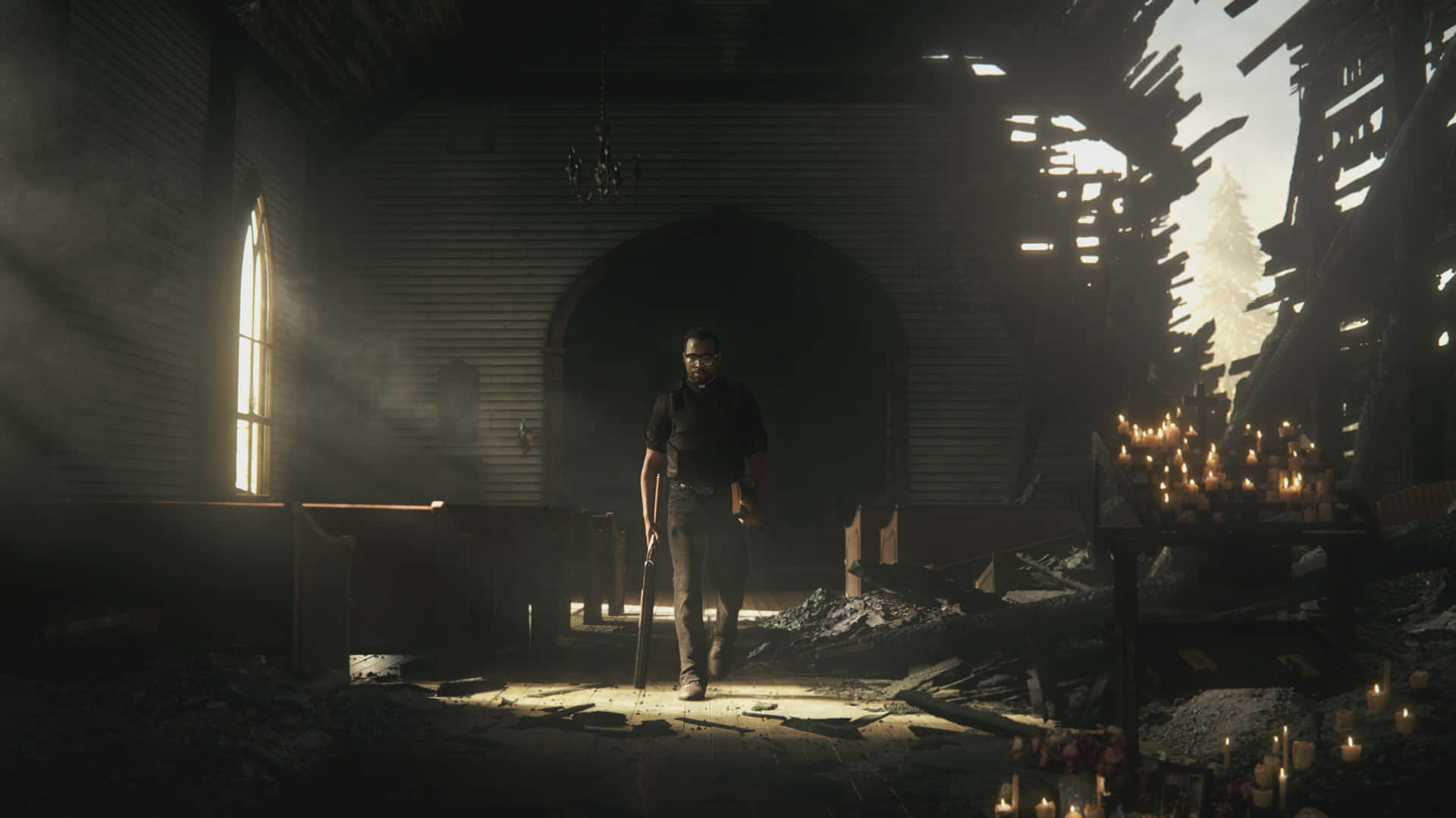 Best Far Cry 5 桌布 壁紙 — 一個男人走過一座陽光普照、破敗的教堂，牆壁破損，搖曳的蠟燭在廢墟上投下溫暖的光芒。