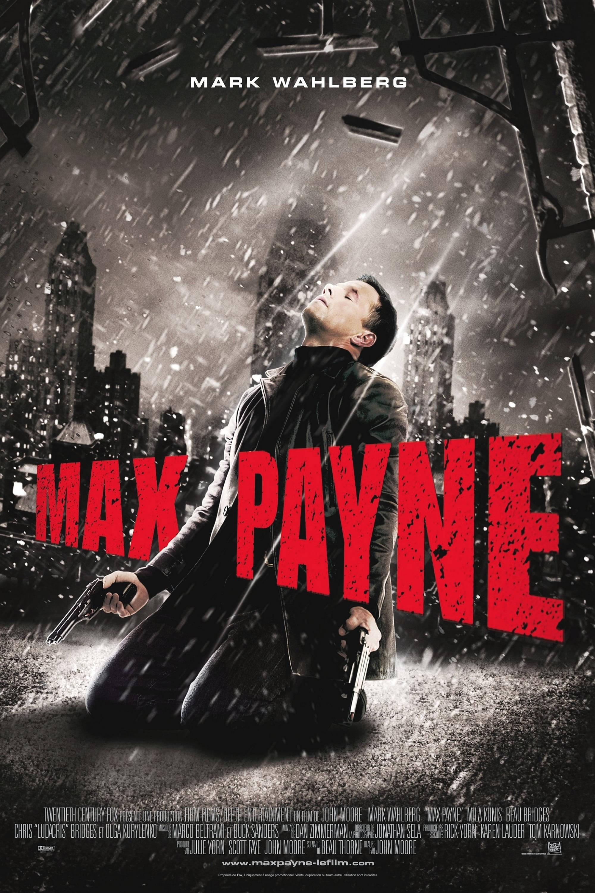 Max Payne 桌布 壁紙 — 一個男人跪在雨中的城市景觀中，手持兩把槍，紅色標題文字覆蓋在陰暗的場景上。