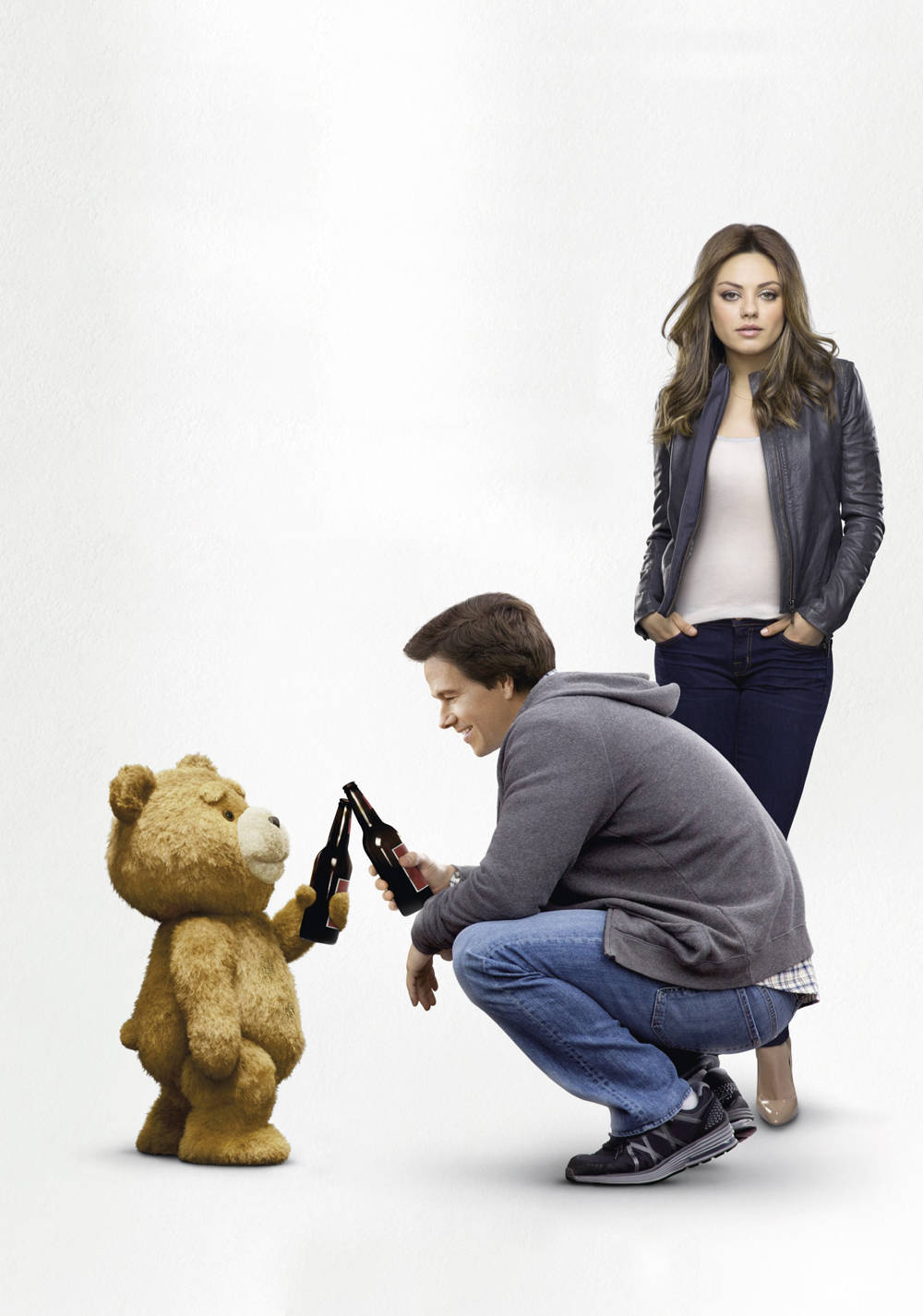 Ted 桌布 壁紙 — 一個男人蹲下與會說話的泰迪熊乾杯，而一個女人站在他身後，背景是純白色。