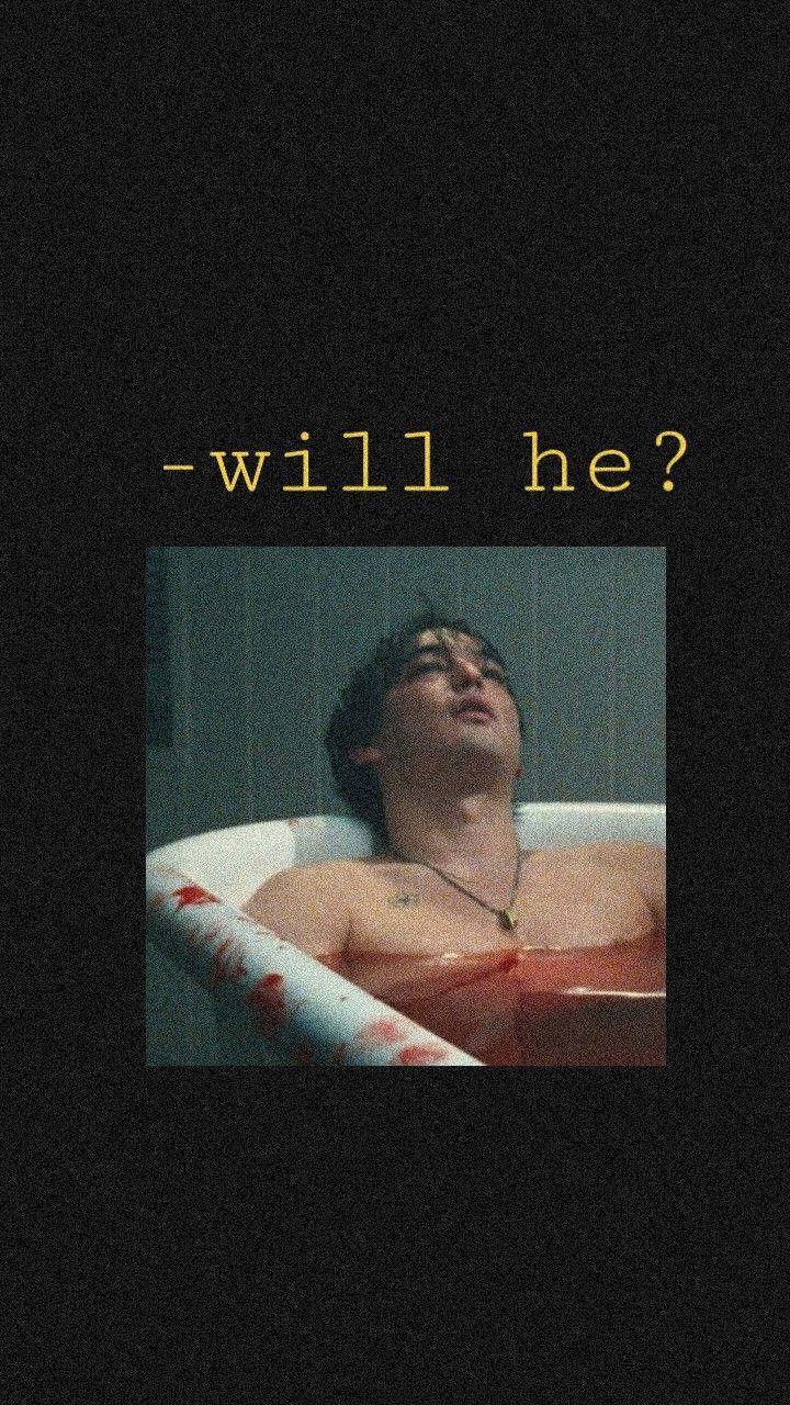 joji 桌布 壁紙 — 一個男人躺在充滿血的浴缸中，胸口有刺青，戴著項鍊，在昏暗燈光下，黃色文字寫著「他會嗎？」