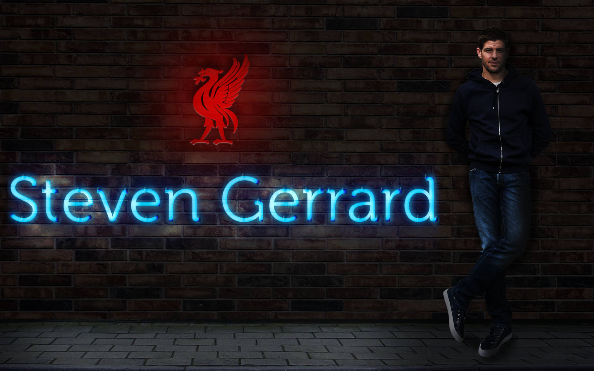 Steven Gerrard 桌布 壁紙 — 一個男人隨意地靠在一面磚牆上，牆上被發光的霓虹燈牌照亮，燈牌上顯示利物浦足球俱樂部的會徽和史蒂文·傑拉德的姓名。