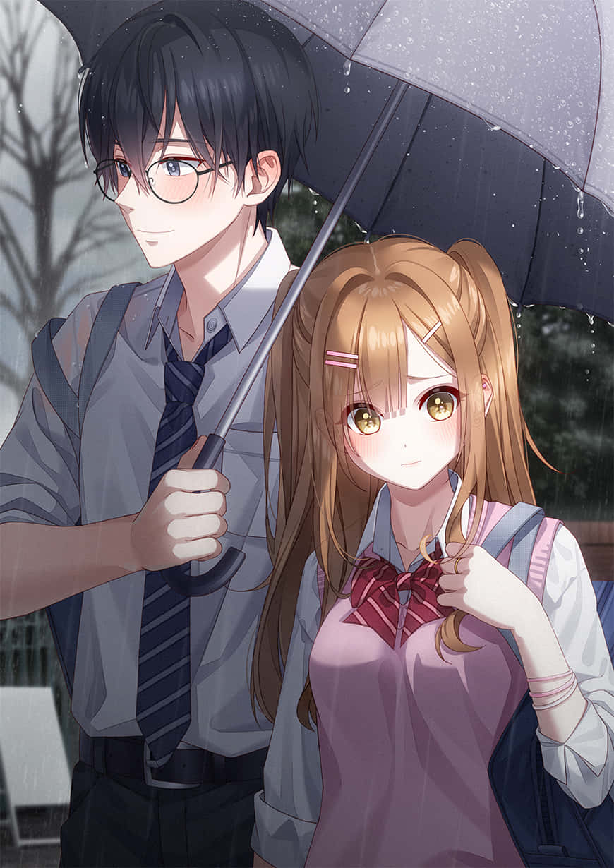 動漫情侶 桌布 壁紙 — 一個男孩和一個女孩穿著校服，在柔和的燈光下共享一把黑色雨傘，細雨綿綿。