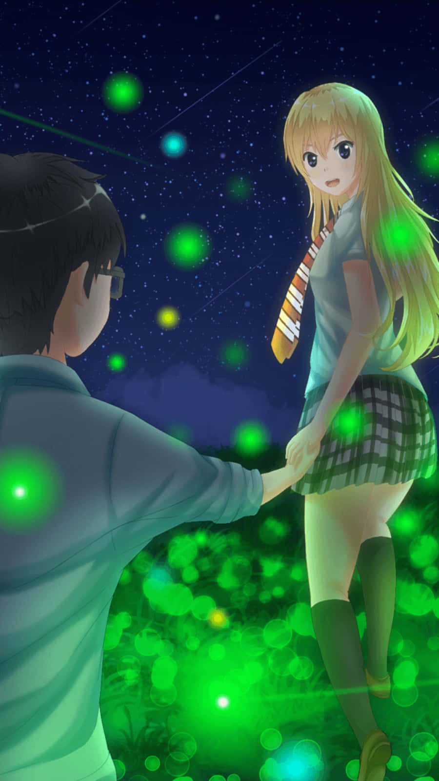 動漫 桌布 壁紙 — 一個男孩和一個女孩穿著校服，在閃爍著綠色螢火蟲的星空下牽手。