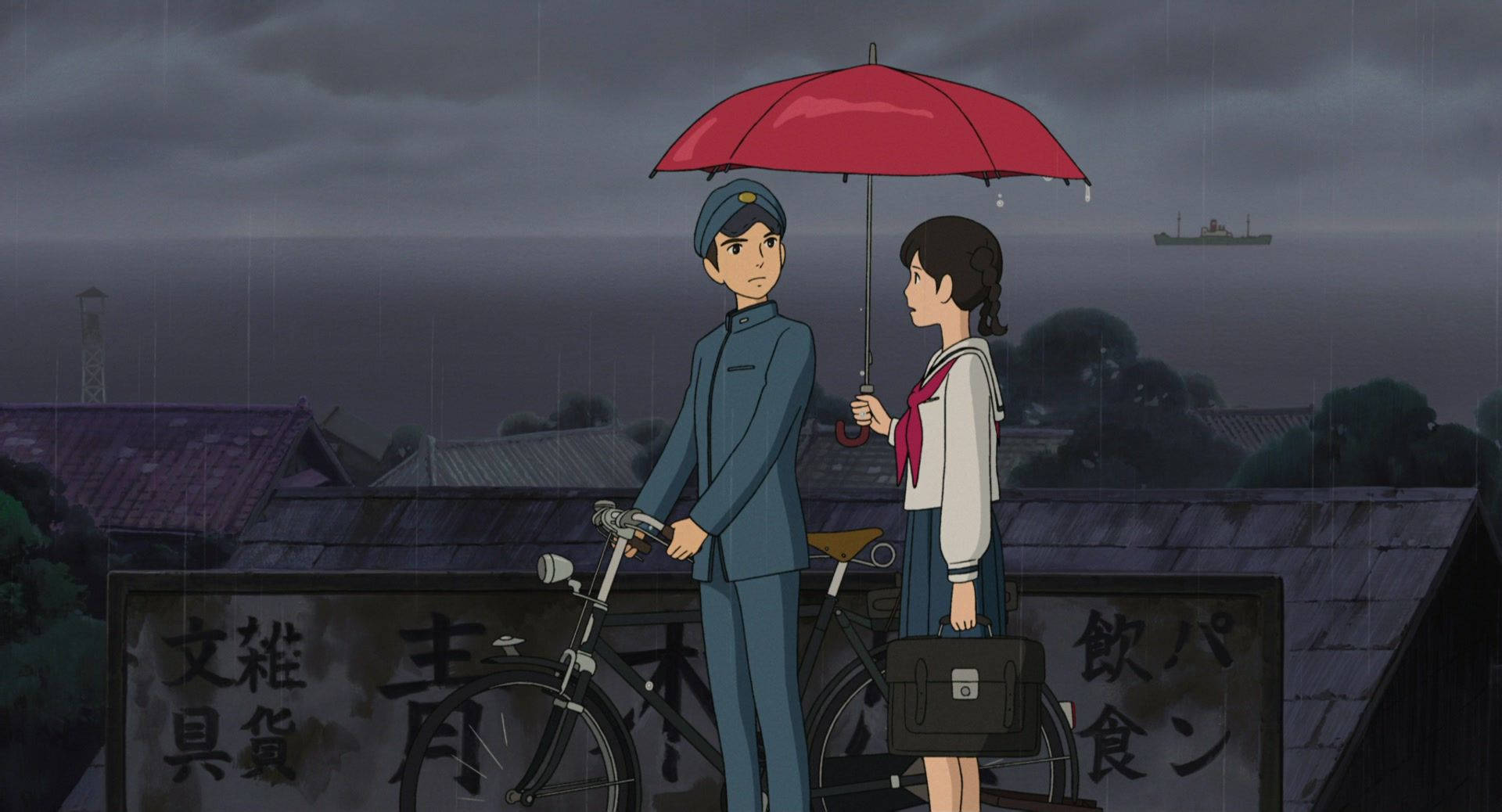 來自紅花坂 桌布 壁紙 — 一個男孩和一個女孩站在紅色雨傘下，在雨中，一艘船在遠處傳統屋頂後航行。