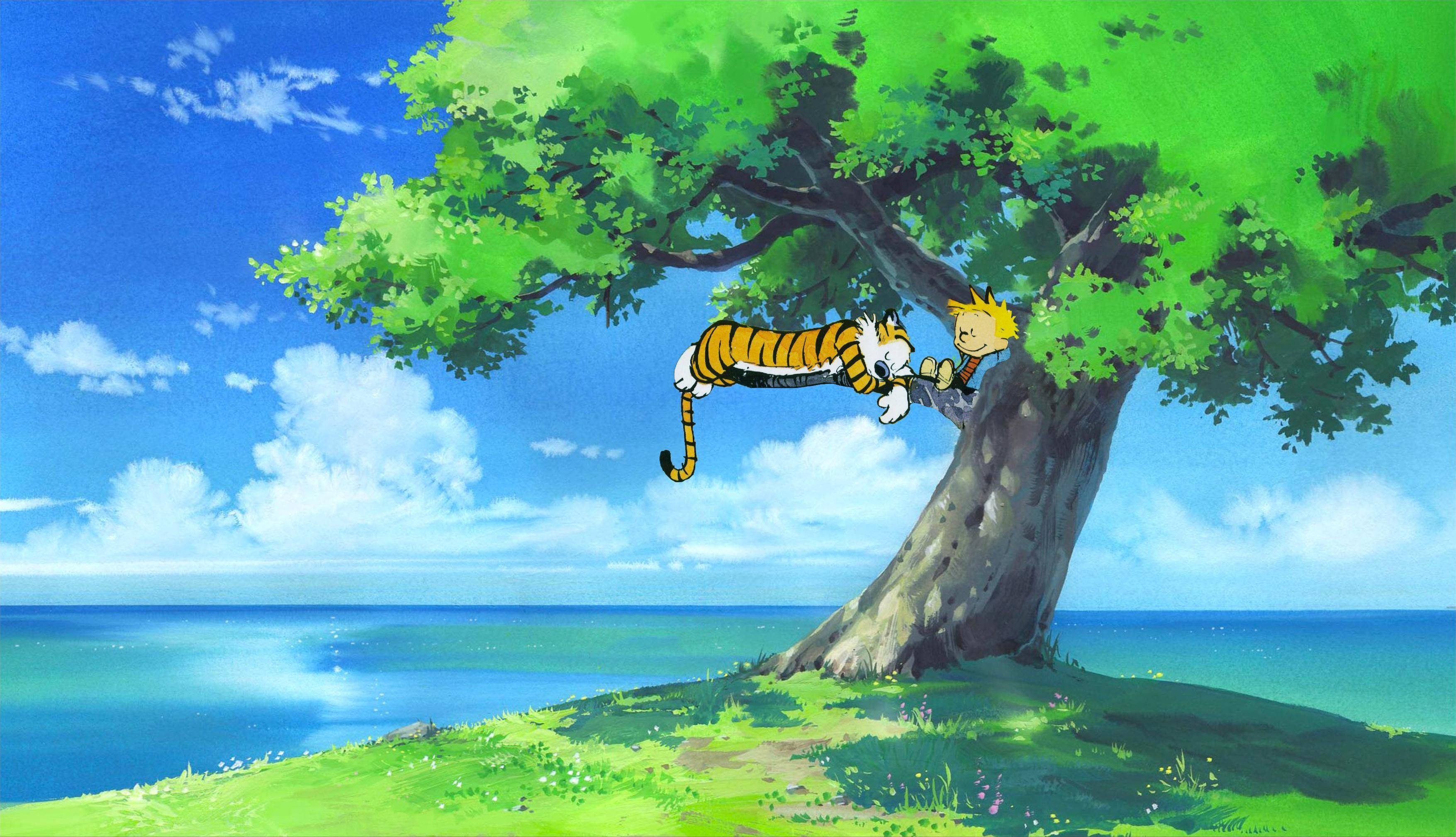Hobbes 桌布 壁紙 — 一個男孩和他的老虎朋友在蔚藍天空下，在海邊一棵茂盛的綠樹上閒逛。